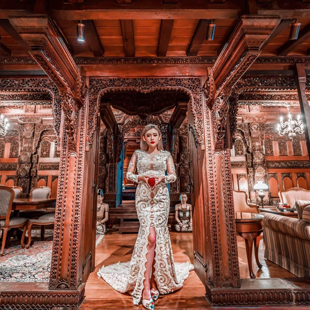 Stella Leeさんのインスタグラム写真 - (Stella LeeInstagram)「DIRGAHAYU INDONESIA KE 74 🇮🇩🇮🇩🇮🇩 . . 1 or 2? Special photoshoot menyambut Hari Raya Kemerdekaan Indonesia di Rumah Kudus yang merupakan rumah joglo asli Pangeran Diponegoro yang berasal dari Kudus, Jawa Tengah. Rumah ini diterbangkan dengan helikopter ke lantai paling atas Hotel Meridien dan menjadi bukti seni ukiran kayu Indonesia yang ternama. Pahatan pada kayu jati berusia ratusan tahun ini tidak bisa digantikan dengan mesin, dan kekokohan nya pun menang dibandingkan dengan rumah modern . 🇮🇩🇮🇩🇮🇩GIVEAWAY 17-AN🇮🇩🇮🇩🇮🇩 1. Follow me @stellalee92  2. Comment di bawah dong mahakarya apa di Indonesia yang membuatmu terkagum dan tag 5 teman kalian ya 3. 1 account hanya 1 entry . Akan ada 1 pemenang yang mendapatkan 2pax buffet di restaurant @labrasserierestaurant @lemeridienjkt  Giveaway ditutup 18 Agustus 21.00 WIB Pemenang akan dipilih secara random . Special thanks to = Photo dan Pengarah Gaya = @anakjajan @iammarius  Kebaya = @ivysie.atelier  Sepatu Peranakan = @baba.handmade  Make Up = @yesicamagdalenaa  Venue = @lemeridienjkt  Edited by me . #dirgahayuri74 #hutri74 #74thindonesia #wonderfulindonesia #stellaleeforjakarta #independenceday #17agustus #indonesa」8月17日 13時25分 - stellalee92