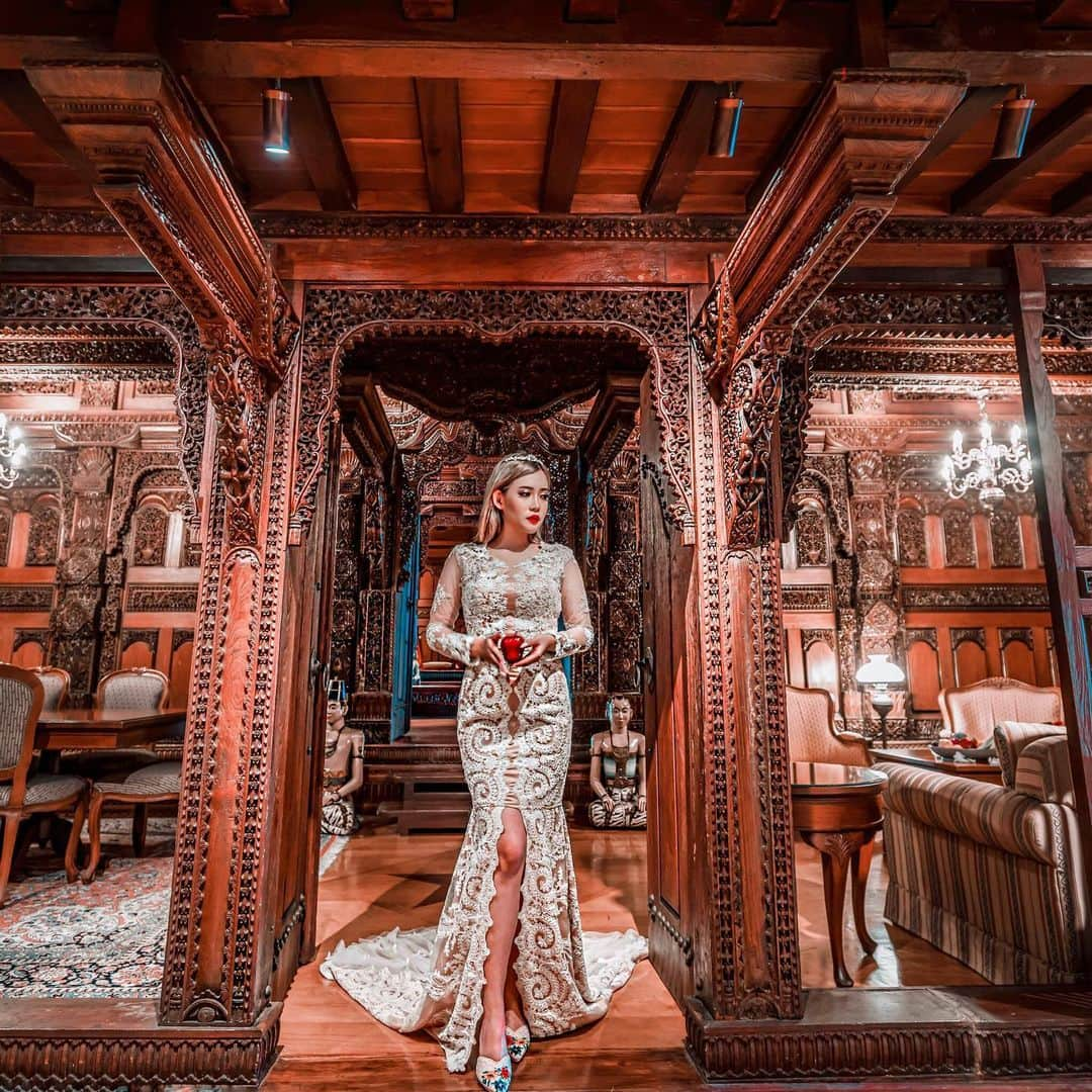 Stella Leeさんのインスタグラム写真 - (Stella LeeInstagram)「DIRGAHAYU INDONESIA KE 74 🇮🇩🇮🇩🇮🇩 . . 1 or 2? Special photoshoot menyambut Hari Raya Kemerdekaan Indonesia di Rumah Kudus yang merupakan rumah joglo asli Pangeran Diponegoro yang berasal dari Kudus, Jawa Tengah. Rumah ini diterbangkan dengan helikopter ke lantai paling atas Hotel Meridien dan menjadi bukti seni ukiran kayu Indonesia yang ternama. Pahatan pada kayu jati berusia ratusan tahun ini tidak bisa digantikan dengan mesin, dan kekokohan nya pun menang dibandingkan dengan rumah modern . 🇮🇩🇮🇩🇮🇩GIVEAWAY 17-AN🇮🇩🇮🇩🇮🇩 1. Follow me @stellalee92  2. Comment di bawah dong mahakarya apa di Indonesia yang membuatmu terkagum dan tag 5 teman kalian ya 3. 1 account hanya 1 entry . Akan ada 1 pemenang yang mendapatkan 2pax buffet di restaurant @labrasserierestaurant @lemeridienjkt  Giveaway ditutup 18 Agustus 21.00 WIB Pemenang akan dipilih secara random . Special thanks to = Photo dan Pengarah Gaya = @anakjajan @iammarius  Kebaya = @ivysie.atelier  Sepatu Peranakan = @baba.handmade  Make Up = @yesicamagdalenaa  Venue = @lemeridienjkt  Edited by me . #dirgahayuri74 #hutri74 #74thindonesia #wonderfulindonesia #stellaleeforjakarta #independenceday #17agustus #indonesa」8月17日 13時25分 - stellalee92