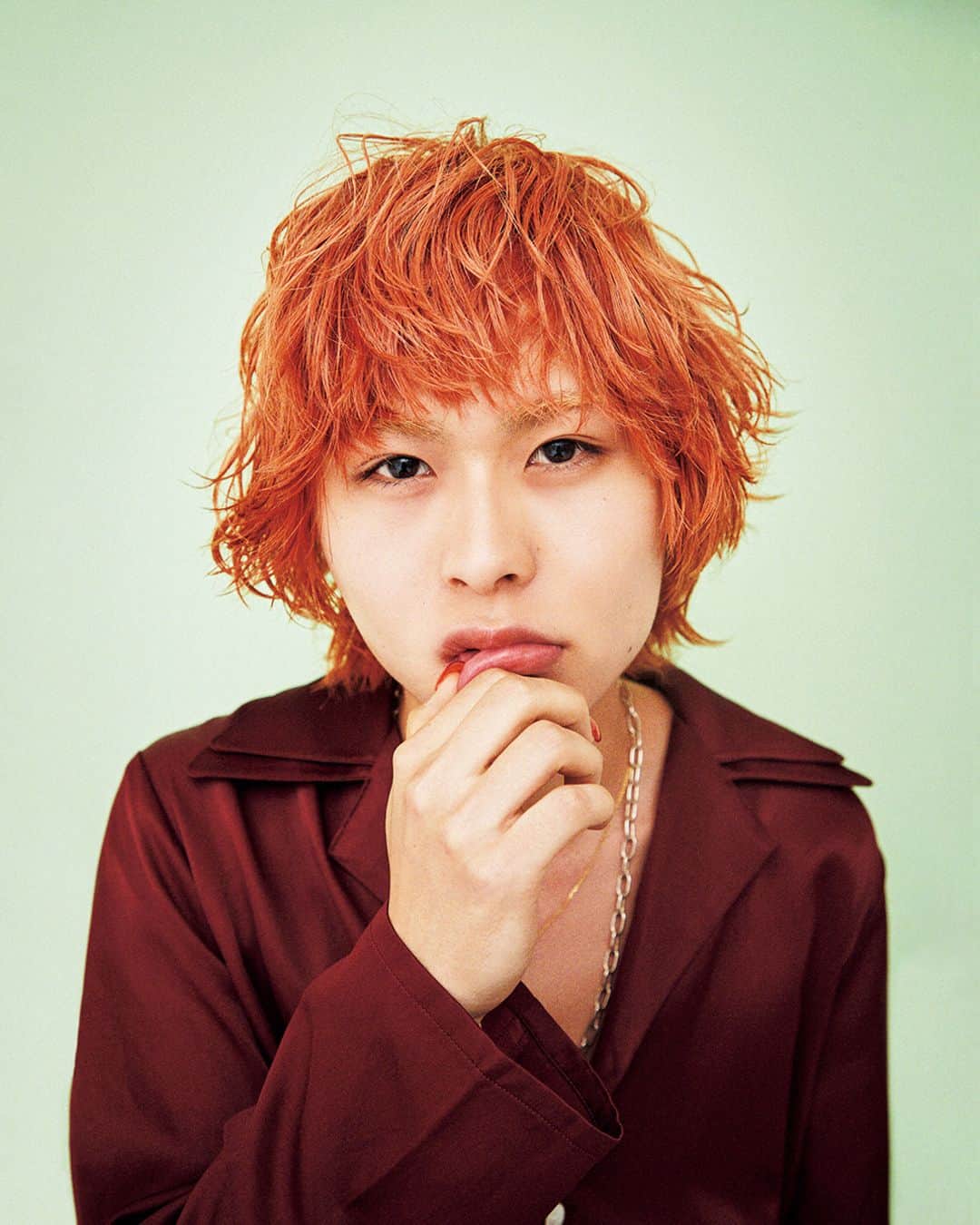 NYLON JAPANさんのインスタグラム写真 - (NYLON JAPANInstagram)「やりすぎないカッパーオレンジのヘアカラーが印象的なウェイヴマッシュヘア。ポイントは、顔周りから襟足にかけて残した重めのレングス、やんちゃな毛流れ、仕上げのシアバターの色っぽい質感。エレガントなファッションにマッチするこのスタイルで夜の街へ出かけよう。  september issue my new shxt  hair @umeboooy model @no_s_ke  jumpsuit @_randyofficial_ all accessories @ivxlcdm_official 《NYLON guys JAPAN Instagram ▶︎ @nylonguysjapan 》 #nylonjapan #nylonguys #nylonjp #mynewshxt #fashion #beauty #culture #caelumjp」8月17日 13時37分 - nylonjapan