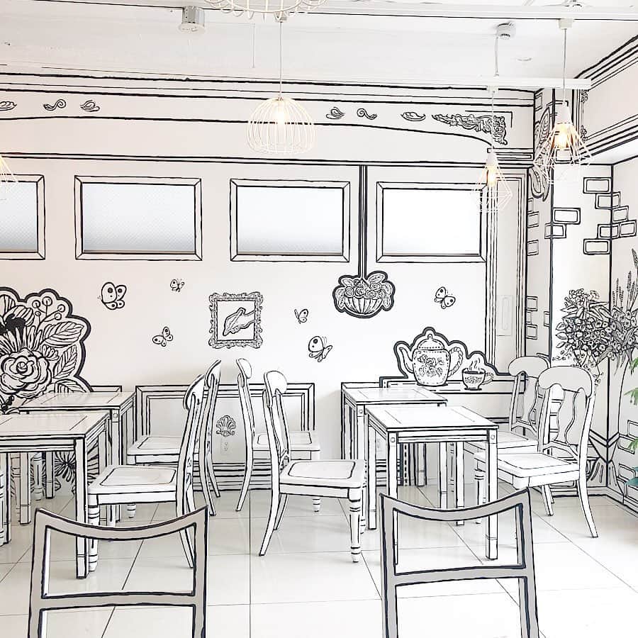 tomomi ❤︎ よしはしともみ ❤︎さんのインスタグラム写真 - (tomomi ❤︎ よしはしともみ ❤︎Instagram)「. . あの2Dカフェがついに日本にきた〜📝💗 @2dcafe_shinokubo ☕️ . 日本にもできたらいいのに〜🥺💕 って思ってたあの韓国にあった 絵本みたいな写真を撮れるカフェが 新大久保にできたよっ💒 この前の韓国カフェ巡りで行ってたところ！ . 残念ながら本場のカフェとは系列ではないみたい💦 メニューはソルビンとタピオカ中心🍬 ふらっと入れるのがよい♡ . 新大久保駅右の線路沿いの 道のところを歩いたらすぐだよ〜🏃🏻‍♀️💓 . #cafe #shinokubo #shinokubocafe #tokyocafe #2dcafeshinokubo #2dcafe #ootd #milleabyh #カフェ #東京カフェ #カフェ巡り #韓国カフェ #韓国風カフェ #新大久保 #新大久保カフェ #コーデ #韓国ファッション #2dカフェ #タピオカ #絵本カフェ」8月17日 13時40分 - tomomi_yoshihashi