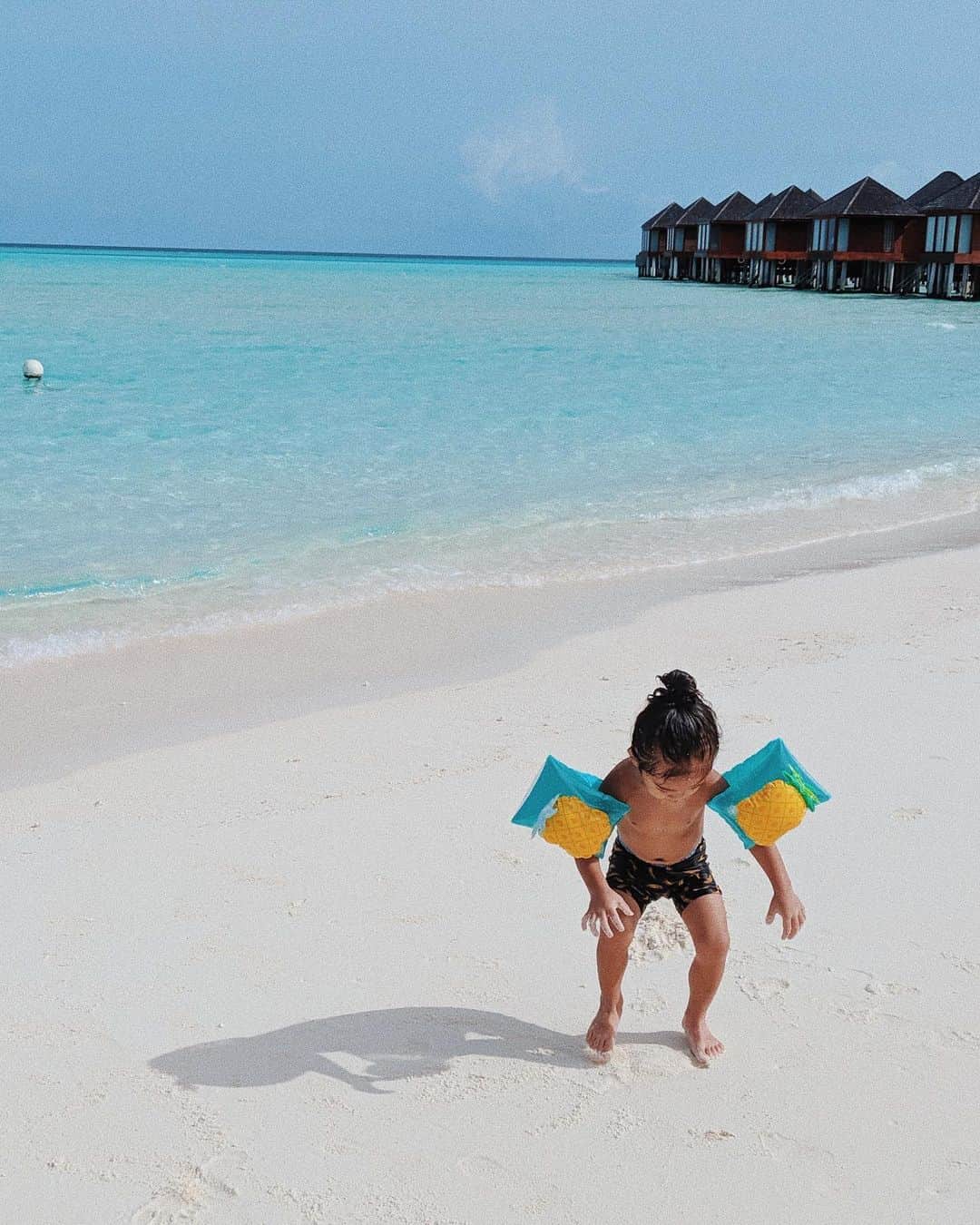 荻原桃子さんのインスタグラム写真 - (荻原桃子Instagram)「Maldives もう3日目🦋  早ーいっ  最初の2泊だけはEITOに優しい Beach Villa にしたんだけど最高  起きたら目の前にEITOの大好きなプールがあって その先には誰も居ない綺麗なビーチが広がっていて  EITOは相変わらずPOOLダイブエンドレス😂  今日からは更に楽しみにしてた Water Villaに移動するのだっ  #Maldives  #anantaradhigu」8月17日 13時51分 - momokoogihara