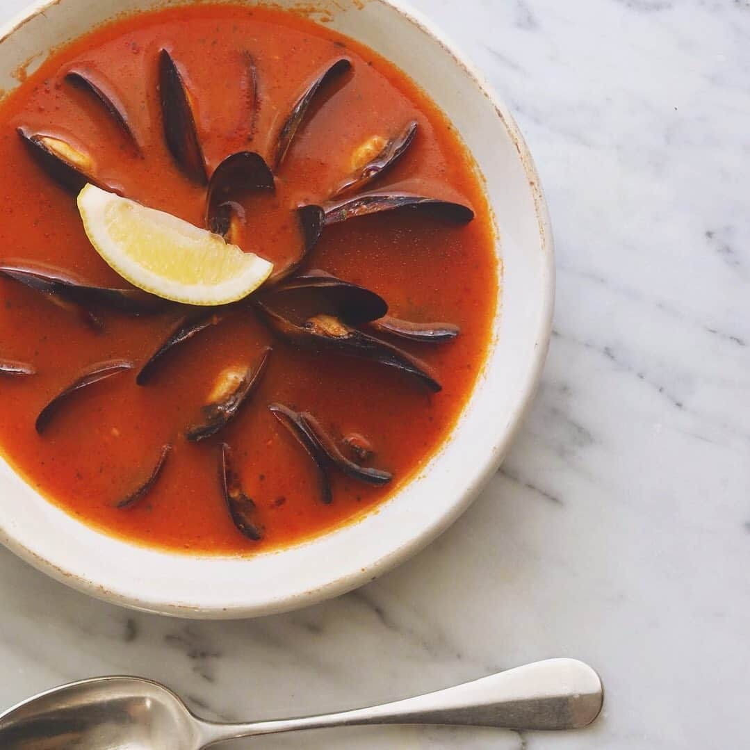 樋口正樹さんのインスタグラム写真 - (樋口正樹Instagram)「Mussels soup . お昼にムール貝スープ、 トマトジュース仕立て。 ニンニクと赤唐辛子が 良く効いてて美味しい。 . . #ムール貝のスープ #ムール貝 #スープ #Musselssoup #Tomatosoup #soup」8月17日 14時11分 - higuccini