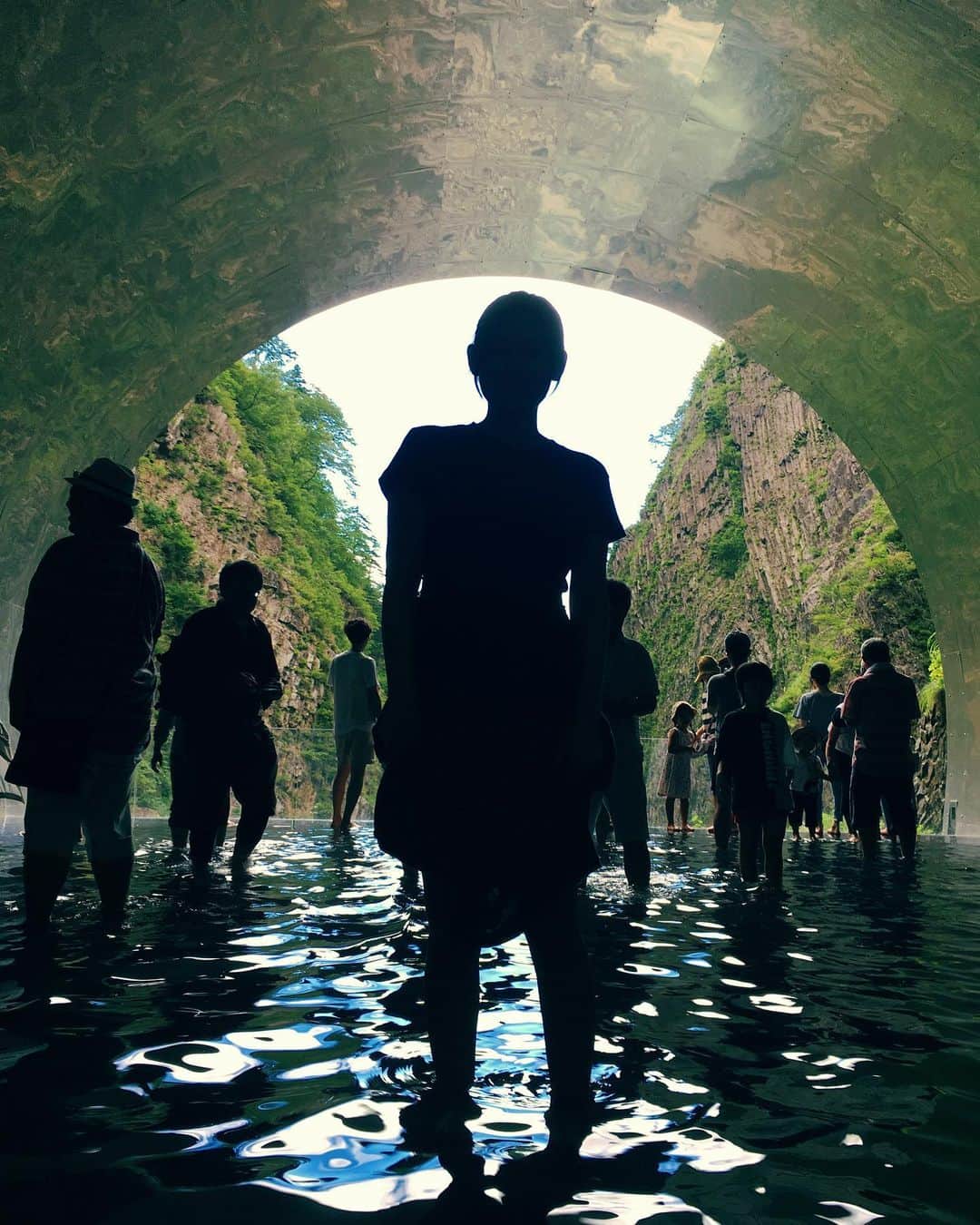 佐藤乃莉さんのインスタグラム写真 - (佐藤乃莉Instagram)「綺麗だったなー。  本当にかっこいい写真を撮りたい人は 開場1時間前から並んで、ダッシュしてるみたい😳✨ 紅葉の時期は🍁もっといいかもね しかし、川の水が目がさめるほどの 冷たさ(笑  スカートたくし上げの佐藤。  #art#トンネル#清津峡」8月17日 14時10分 - nori_sato_