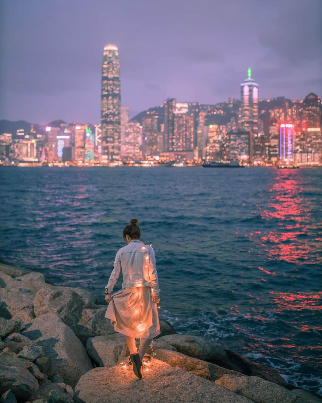 Canon Asiaのインスタグラム：「“Light is an essential theme for this image, same for Hong Kong, a dynamic city that never sleeps. It might be hardly noticeable during the day but you will find extraordinary scenes when the sky starts to get dark. Dance with the lights - wherever, whenever.” . City lights 🌆 can be so mesmerising that we want to capture their beauty in photos. The EOS R comes in handy here by achieving beautiful ✨ night shots with low noise, given a low-light sensitivity of up to EV-6. Learn more about how the EOS R helps to achieve spectacular 🎆 night shots, link in bio! . 📷 Image by @chg950 shot using the Canon EOS R | Canon EF 35mm f/1.4L II USM | f/1.4 | 1/60s | ISO 800 | 35mm  Want your photos to be featured too? Tag them with #canonasia or submit them on My Canon Story, link in bio!  #canonasia #photography #lights #citylights #city #cityphotography #hongkong #hongkongphotography」