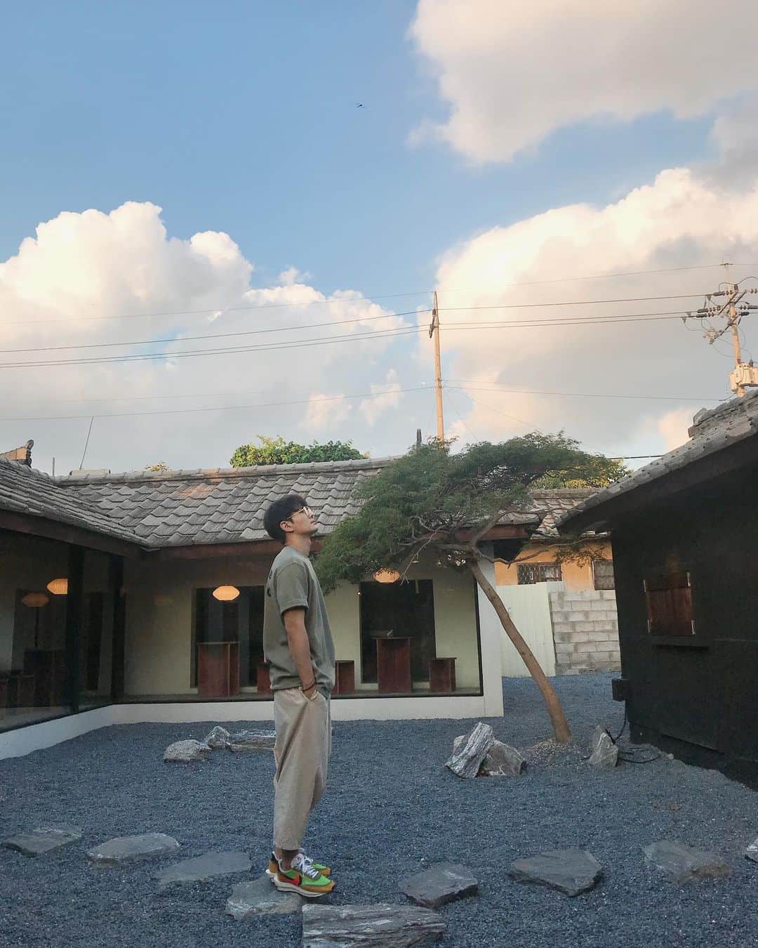 オン・ジュワンのインスタグラム：「촬영중간에 카페투어☕️ 대전에서 영화 촬영🎬 날이 조금만 더 풀렸으면~~~~~ 다들 좋은 주말보내길 바라~~~~」
