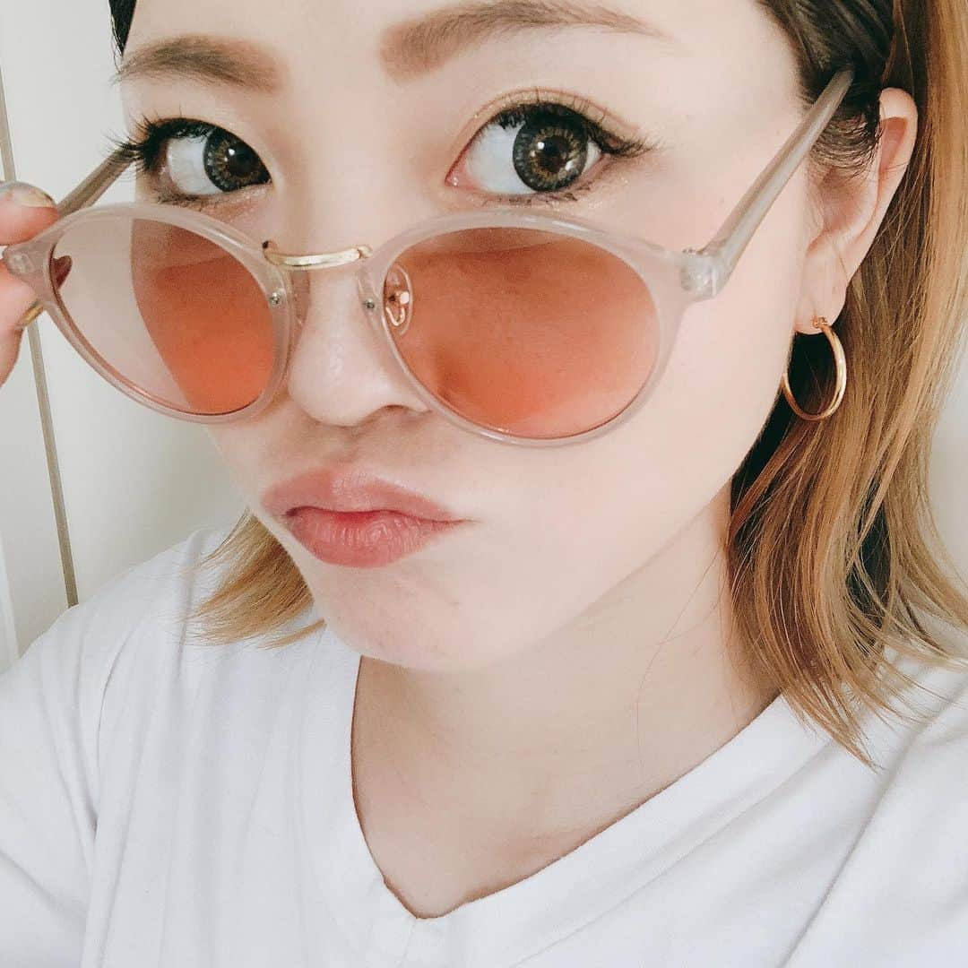 疋田星奈さんのインスタグラム写真 - (疋田星奈Instagram)「new🕶♡ @glow.select  ピンク系薄めのレンズに フレームがクリアが夏っぽデザイン💓 . こんな可愛いサングラス🕶 絶対海辺でインスタ映え！！！w 海行きたいなーーー🌴 . 紫外線対策☀️にも サングラスは必須アイテム！！！ お出かけにも釣りにも👍 釣りはサイトする時以外は偏光じゃないものも使います♡ また琵琶湖に沈めないように気をつけます…😂ww . . #夏コーデ #サングラス #サングラス女子 #glowselect #疋田星奈」8月17日 14時14分 - seina.91