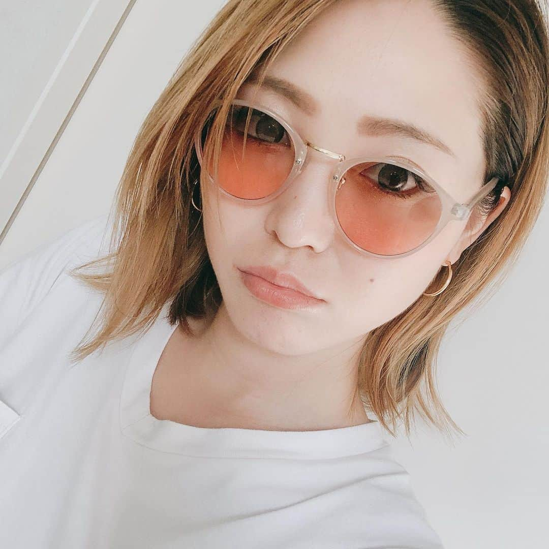 疋田星奈さんのインスタグラム写真 - (疋田星奈Instagram)「new🕶♡ @glow.select  ピンク系薄めのレンズに フレームがクリアが夏っぽデザイン💓 . こんな可愛いサングラス🕶 絶対海辺でインスタ映え！！！w 海行きたいなーーー🌴 . 紫外線対策☀️にも サングラスは必須アイテム！！！ お出かけにも釣りにも👍 釣りはサイトする時以外は偏光じゃないものも使います♡ また琵琶湖に沈めないように気をつけます…😂ww . . #夏コーデ #サングラス #サングラス女子 #glowselect #疋田星奈」8月17日 14時14分 - seina.91