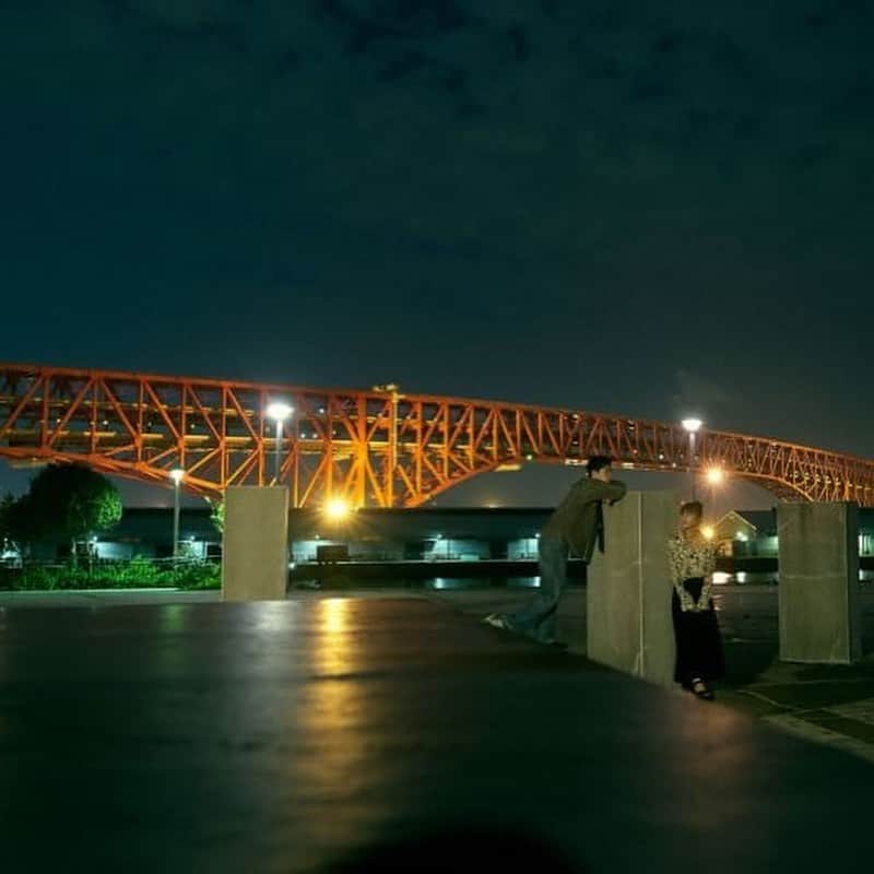 HOTEL SHEさんのインスタグラム写真 - (HOTEL SHEInstagram)「OSAKA BAY DIARY No.26﻿ ﻿ ﻿ ﻿ 赤レンガ倉庫横広場 🌉﻿ ﻿ ﻿ 赤レンガ倉庫の裏にある広場。﻿ 夜になると、目の前に赤く輝く港大橋、﻿ 遠方にキリンの形のガンドリークレーンが﻿ 綺麗に映える夜景スポット。﻿ 隠れたデートスポットとして活用する人も。﻿ ﻿ 位于红砖仓库的后面。﻿ 夜晚，眼前红光闪耀的港口大桥、﻿ 远方麒麟形龙门吊车，辉映在晚霞中，﻿ 生成绚丽的夜景。﻿ 是不为人所知的约会的好地点。﻿ ﻿ A square in the back of Red Brick Ware House. ﻿ From here, you can see ﻿ the red shining harbor bridge, ﻿ and the giraffe shaped girder crane. ﻿ The place is known as a hidden date spot.﻿ ﻿ ﻿ ﻿ ✔️スポット名﻿ 赤レンガ倉庫横広場 ﻿ RED BRICK WAREHOUSE PLAZA﻿ ﻿ ✔️住所﻿ 大阪府大阪市港区海岸通２丁目７ 番 5﻿ ﻿ ﻿ ﻿ #hotelsheosaka ﻿ #osakabaydiary」8月17日 14時31分 - hotelsheosaka