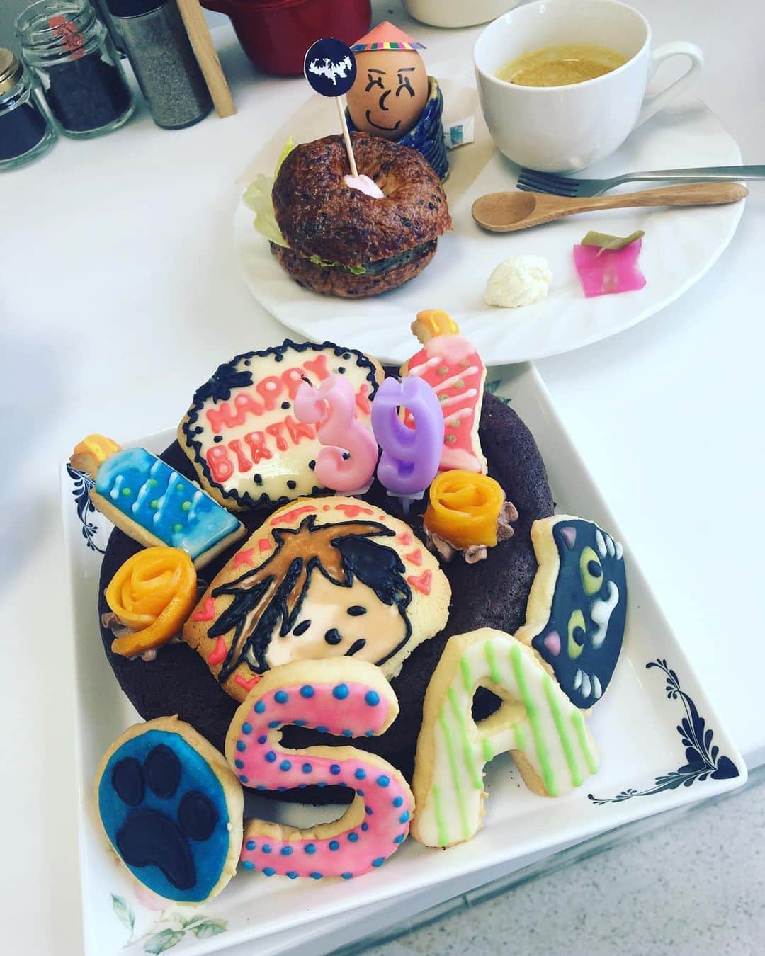 のインスタグラム：「かけろまカフェ店長のサプライズバースデーケーキ🍰🎂🍰 アイシングクッキー番長の絵描きっぷりがハンパない。 長店長、お誕生日おめでとう🎁🎊🎉🎈🎂 #かけろまカフェ #加計呂麻島 #諸鈍 #マンデイムーン街フォト部」