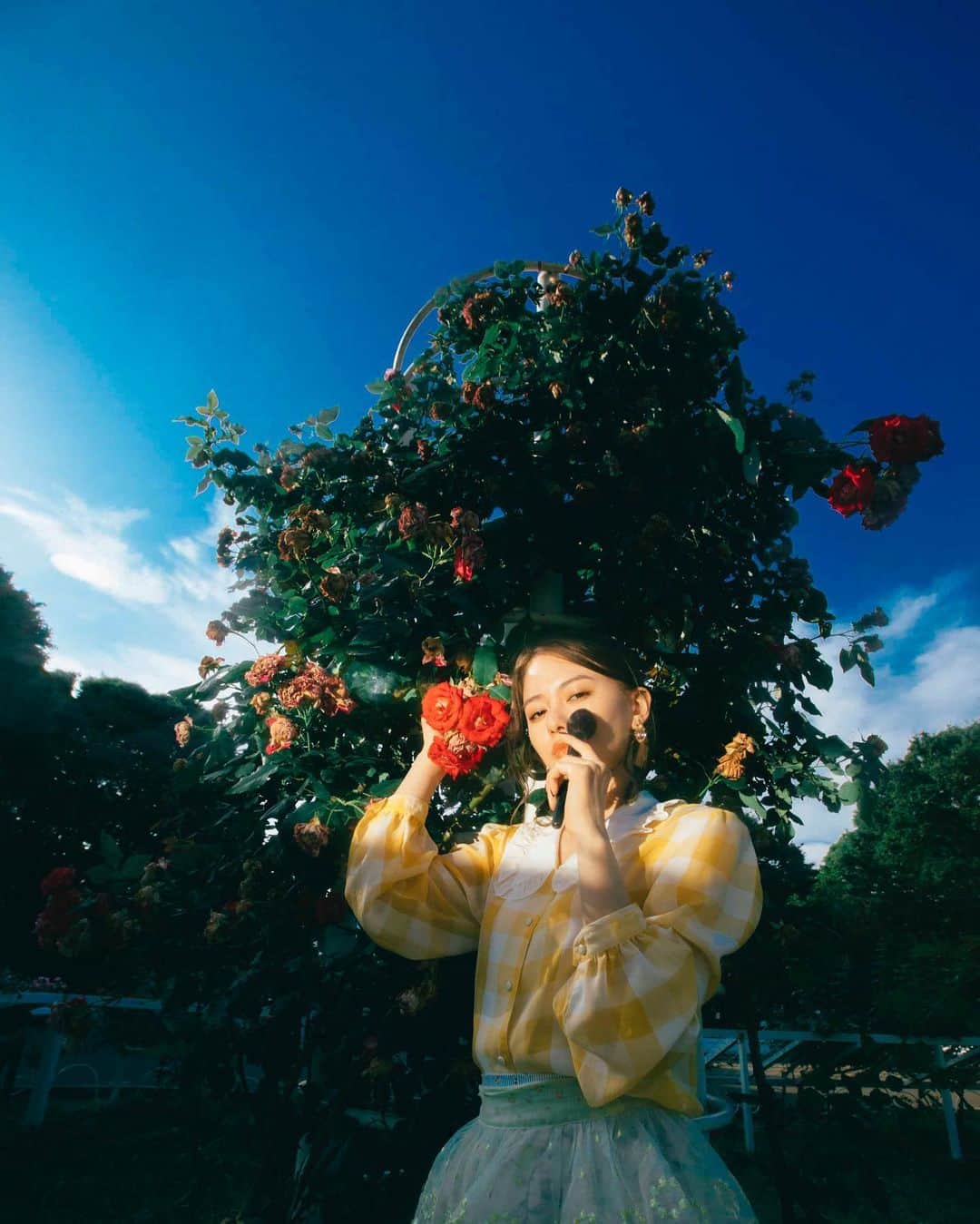 のインスタグラム：「#mywork📸#larme Photo: Kentaro Kanbe ﻿ Hair&Make up: NAYA﻿ Styling: Rio Ninomiya ﻿ Edit: Risa Lee﻿ Model: Maika Yamamoto」