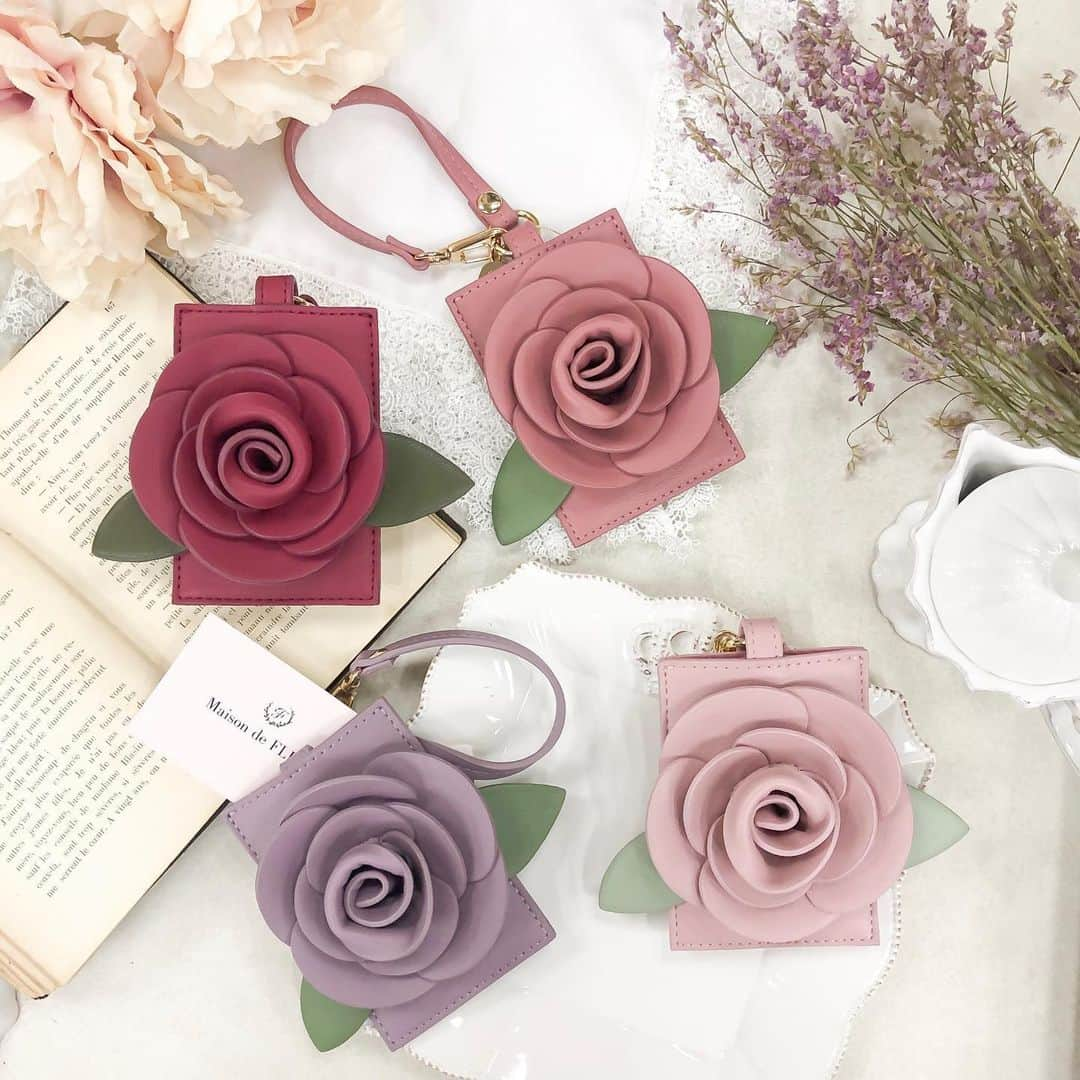 maisondefleur_pressさんのインスタグラム写真 - (maisondefleur_pressInstagram)「﻿ “ Rose Card Case “﻿﻿﻿ ﻿﻿﻿ 立体的な美しいローズの﻿﻿﻿ シルエットに思わずうっとり...﻿﻿﻿ ﻿ 華やかなカードケースなら﻿ チャームとしてバッグにつけても◎﻿﻿﻿﻿﻿ ﻿ ※在庫状況は店舗により﻿ 異なりますので詳しくは各店舗まで﻿ お問い合わせください﻿ ﻿﻿﻿﻿ 公式通販ストライプクラブ、﻿ ZOZOTOWNでも﻿ 好評販売中﻿ ﻿ #maisondefleur #メゾンドフルール #passcase #cardcase#rose#gift #present  #パスケース #カードケース  #ローズ #バラ #ギフト #プレゼント」8月17日 14時41分 - maisondefleur_press