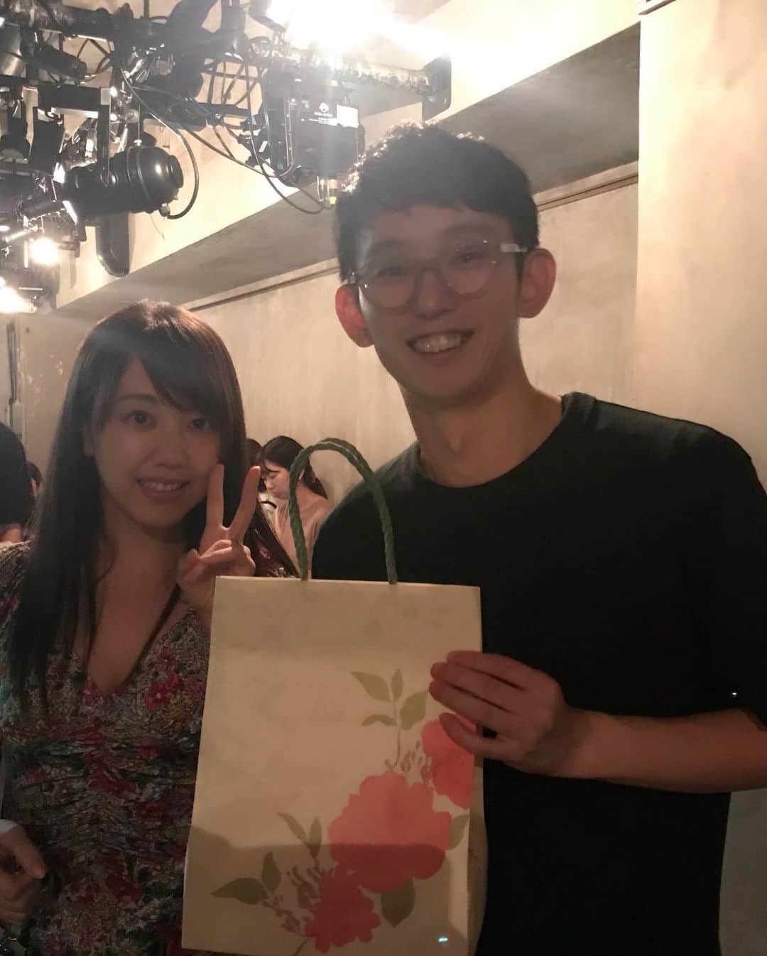 関口舞のインスタグラム：「Tokyofm スクールオブロックの教頭先生、芦沢ムネト @ashizawamuneto  さんのひとり芝居舞台 #OLOS に行ってきました！芦沢さんを見ながら、空間を見ながら、同時に自分の脳内で描き出した情景を眺めている不思議な感覚。 ただ「みる」ということではなく、自分の心や脳で「つくる」という新しい体験でした。同じ舞台をみているはずなのに、きっとその場にいる一人ひとりでみえているものが違うんだろうな、なんて考えました。自分が過去に見た景色や経験に基づいたものが反映されてみえてきたりするのかもしれない。ある意味では、自分に向き合うというような要素もあるのかもしれません。 小説を読むときのような能動的な楽しさがありました。今日と明日も開催され、まだ当日券などあるとのことなので、本当におすすめですのでみなさんぜひみにいってみてください！ #SOL」