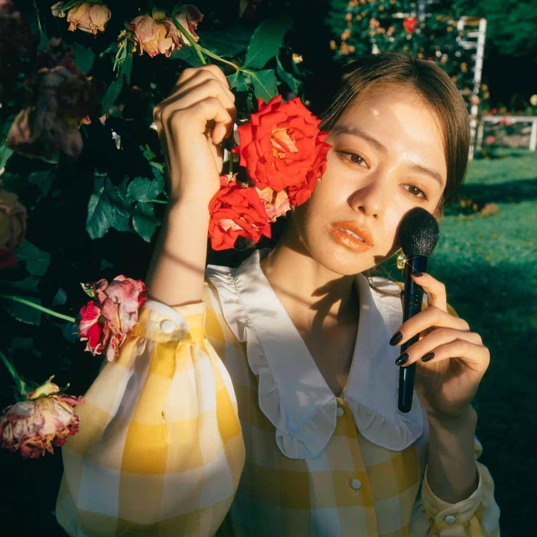 のインスタグラム：「#mywork📸#larme Photo: Kentaro Kanbe ﻿ Hair&Make up: NAYA﻿ Styling: Rio Ninomiya ﻿ Edit: Risa Lee﻿ Model: Maika Yamamoto」