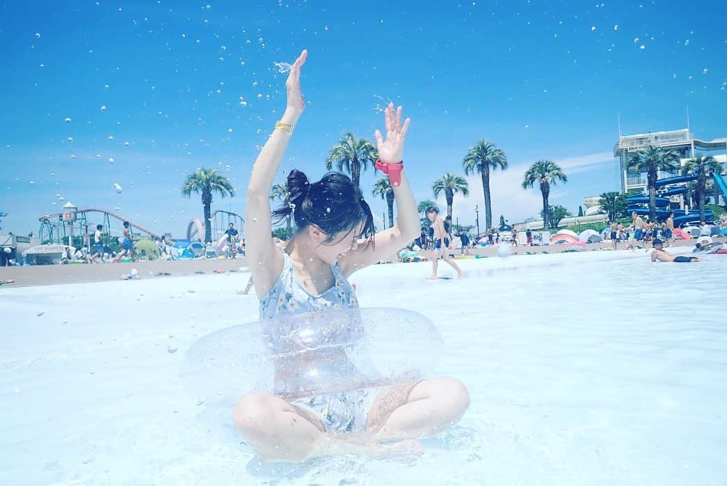 まきさんのインスタグラム写真 - (まきInstagram)「夏2019✌🏼🏝⛱ #プール #全力で遊んだ #足ww #あゆくま #あゆみくりかまき」8月17日 14時53分 - maki_ayumikurikamaki