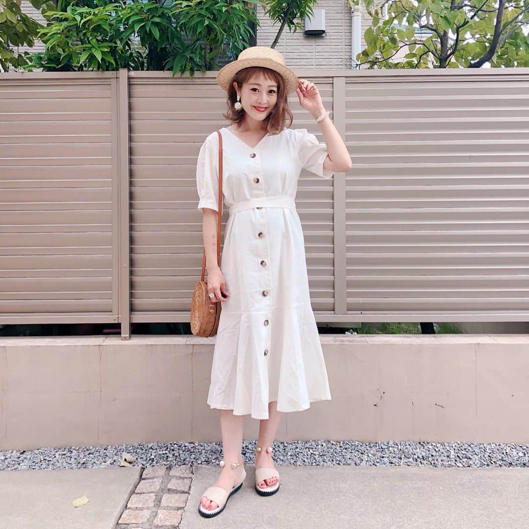 のインスタグラム：「〻white onepiece〻 ・ ・ ・ いくつも持ってて大好きなアイテム#白ワンピ 𓂅 ・ これは裾のマーメイドラインが可愛い♡♡Mサイズを着用。もちろん授乳可能🙆‍♀️ ・ @ladiesfashion.kandk のもの。サンダルもここのだよ☺︎ ・ サンダル可愛くて履き心地もいいよ◎ ・ ・ ▼SHOP LINE ID▼ @oxn9555q ・ この商品に使用できる500円OFFクーポンをLINEで配布中。 ・ LINEの友達登録でコードが配布されるから是非友達登録してみてね☺︎ ・ ・ ピアスもお気に入り。 @melo_accessory のもの。お花が可愛い❁⃘*.ﾟ ・ ・ ・ 今日で#産後13日目 めちゃめちゃ体楽になってきた🥰でもまだお出掛けできなーい😂 ・ ・ 質問で体重どのくらい増えましたか？って聞かれるけど、結局7㌔ぐらい増えた！ ・ あと1㌔ちょいで戻る。我ながら体重管理頑張ったと思う。 ・ ダイエットは特にせずに、和食中心、お菓子はあまり食べず(あんみつは食べてる😂)晩御飯の後はすぐ歯磨きをしてる。 ・ 産後のお腹も見たい！とも質問あったので横から撮ってみた💡 ・ あともーちょい！ ・ ・ ・ onepiece&shoes▶ @ladiesfashion.kandk hat▶ @14plusjp pierce▶ @melo_accessory ・ ・ ・ #ファッション#コーデ#fashion#ママ#ママコーデ#プチプラコーデ#大人カジュアル#ヘアアレンジ#大人可愛い#ジユジョ#シンプルコーデ#158cmコーデ #158cm  #夏コーデ#mamagirl#ママリ#ママリファッション#kandk_shopstore#令和ベイビー #KandK#locari#lucrajp#産後のお腹 #男の子ママ #産後ファッション#授乳コーデ #授乳ファッション」