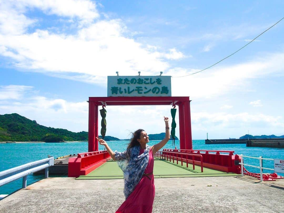 加治まやさんのインスタグラム写真 - (加治まやInstagram)「Seto inland sea ☀️ 瀬戸内海が美しすぎて、、わたし前世は海の近くに住んでたんだと思うの。泳げないけど。半分レモンアイス美味しかった🍋✨ #しまなみ海道 #愛媛県 #広島県 #国内旅行 #旅 #旅行 #瀬戸内海 #岩城島 #愛媛旅行 #広島旅行 #trip #travel #ぼくのなつやすみ #traveling #instatravel #instago #trip #holiday #travelling #instatraveling #mytravelgram #sea #summer #海 #japan」8月17日 15時08分 - mayakaji