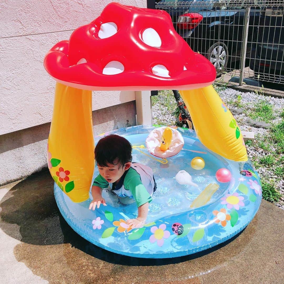 池田夢見さんのインスタグラム写真 - (池田夢見Instagram)「きのこプール！！ 口で膨らましたから酸欠になりかけた😅 かなり猛暑です💦 私も最後飛び込みました(￣∇￣) #自宅プール #子供プール  #子供プールではしゃぐ大人」8月17日 15時10分 - ikedayumemi