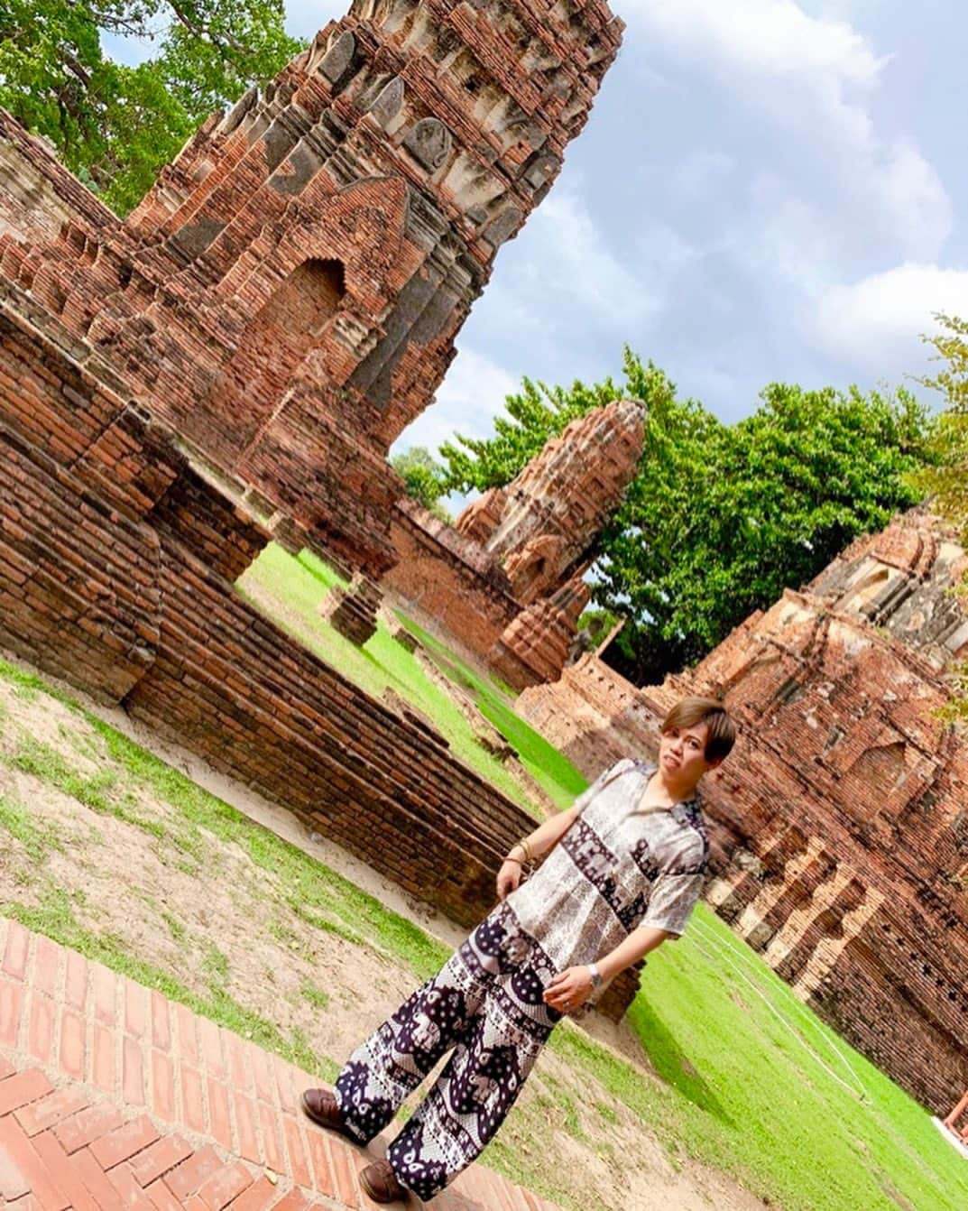 YASTIN さんのインスタグラム写真 - (YASTIN Instagram)「アユタヤ遺跡♪ #ayutthaya  6枚あるよ👉スクロール👉 タイで買った象柄のセットアップ着て行ってきました☆ 実は小さい時に行ったことあって、行ったのは2回目です。全然覚えてなかったけど。 暑いし眩しくて変な顔の写真多いです(T_T) ・ ・ ・ ・ #アユタヤ遺跡 #アユタヤ #ayuttaya #พระนครศรีอยุธยา #watmahathat #世界遺産 #worldheritage #thailand」8月17日 15時16分 - yastin0109