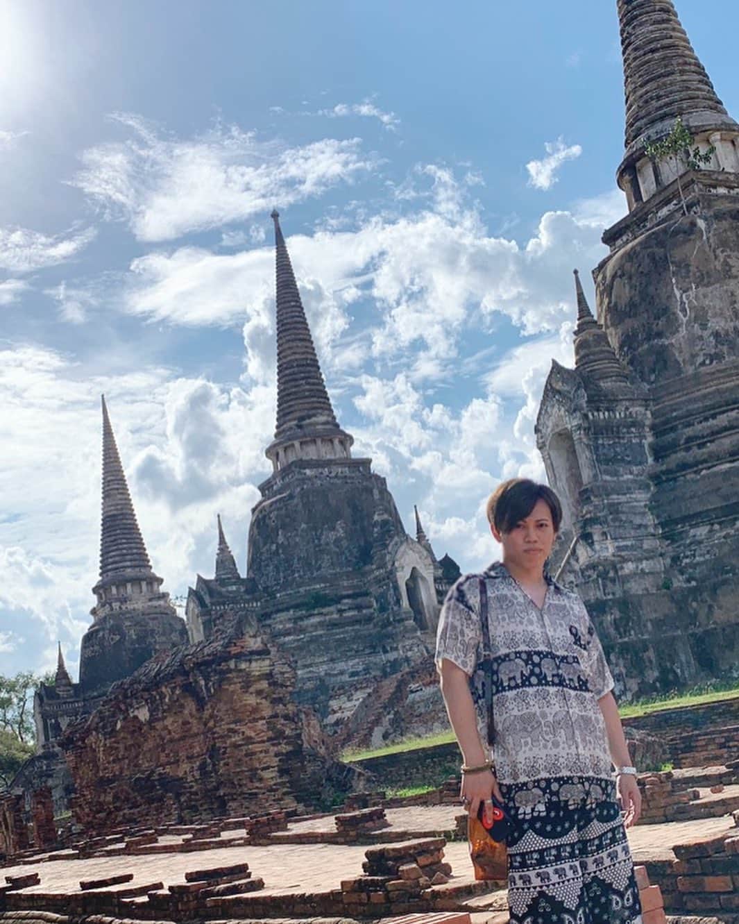 YASTIN さんのインスタグラム写真 - (YASTIN Instagram)「アユタヤ遺跡♪ #ayutthaya  6枚あるよ👉スクロール👉 タイで買った象柄のセットアップ着て行ってきました☆ 実は小さい時に行ったことあって、行ったのは2回目です。全然覚えてなかったけど。 暑いし眩しくて変な顔の写真多いです(T_T) ・ ・ ・ ・ #アユタヤ遺跡 #アユタヤ #ayuttaya #พระนครศรีอยุธยา #watmahathat #世界遺産 #worldheritage #thailand」8月17日 15時16分 - yastin0109