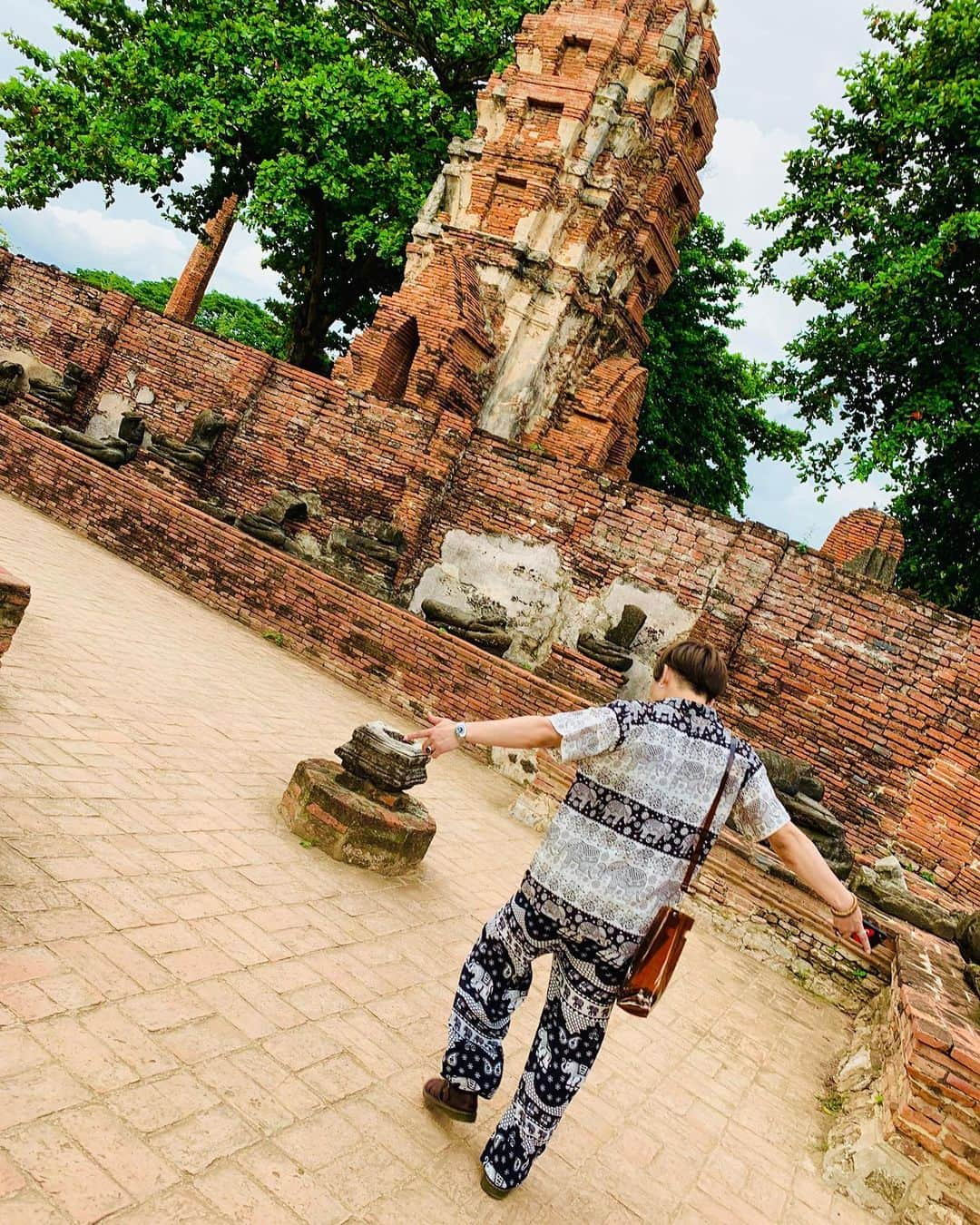 YASTIN さんのインスタグラム写真 - (YASTIN Instagram)「アユタヤ遺跡♪ #ayutthaya  6枚あるよ👉スクロール👉 タイで買った象柄のセットアップ着て行ってきました☆ 実は小さい時に行ったことあって、行ったのは2回目です。全然覚えてなかったけど。 暑いし眩しくて変な顔の写真多いです(T_T) ・ ・ ・ ・ #アユタヤ遺跡 #アユタヤ #ayuttaya #พระนครศรีอยุธยา #watmahathat #世界遺産 #worldheritage #thailand」8月17日 15時16分 - yastin0109