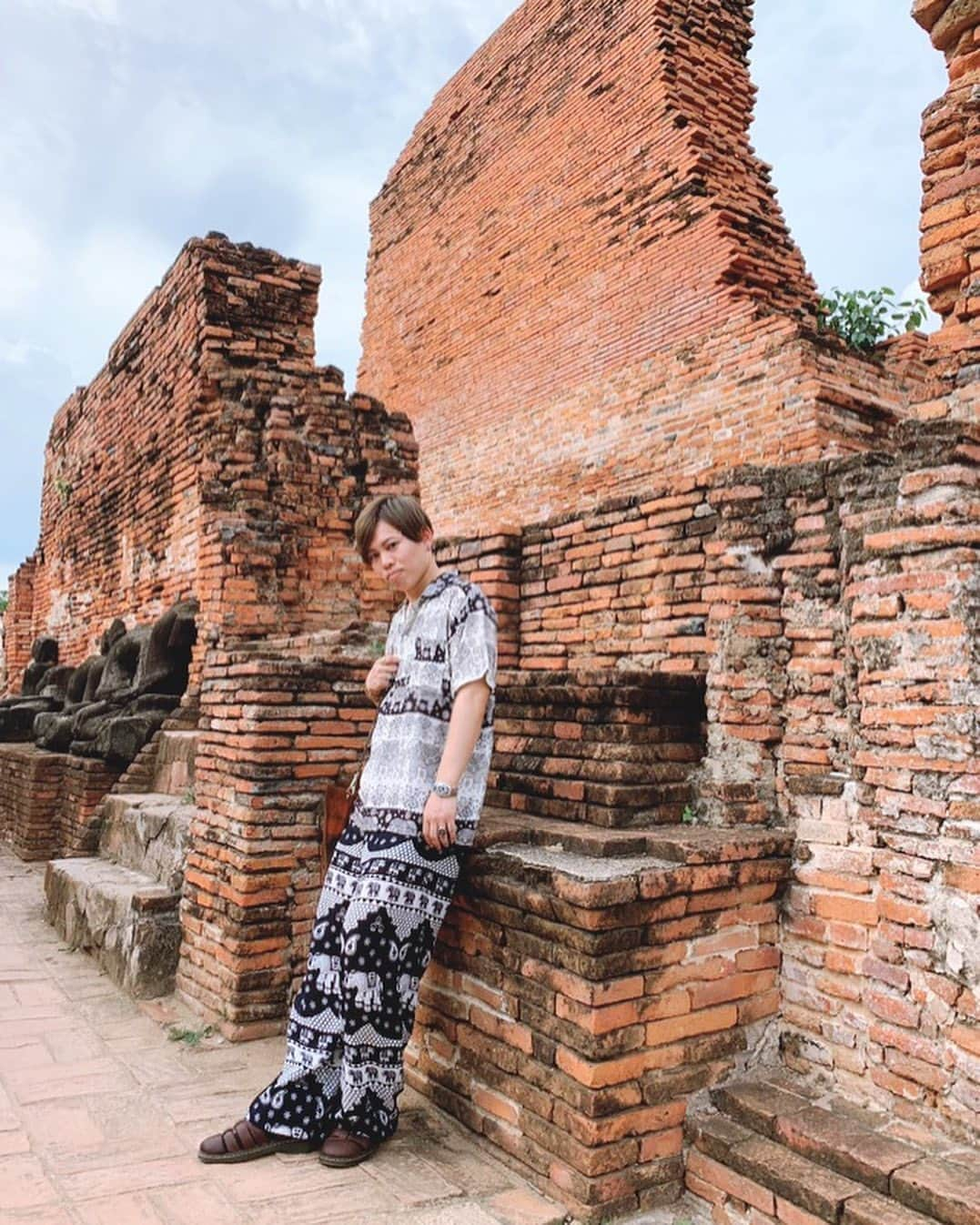 YASTIN のインスタグラム：「アユタヤ遺跡♪ #ayutthaya  6枚あるよ👉スクロール👉 タイで買った象柄のセットアップ着て行ってきました☆ 実は小さい時に行ったことあって、行ったのは2回目です。全然覚えてなかったけど。 暑いし眩しくて変な顔の写真多いです(T_T) ・ ・ ・ ・ #アユタヤ遺跡 #アユタヤ #ayuttaya #พระนครศรีอยุธยา #watmahathat #世界遺産 #worldheritage #thailand」