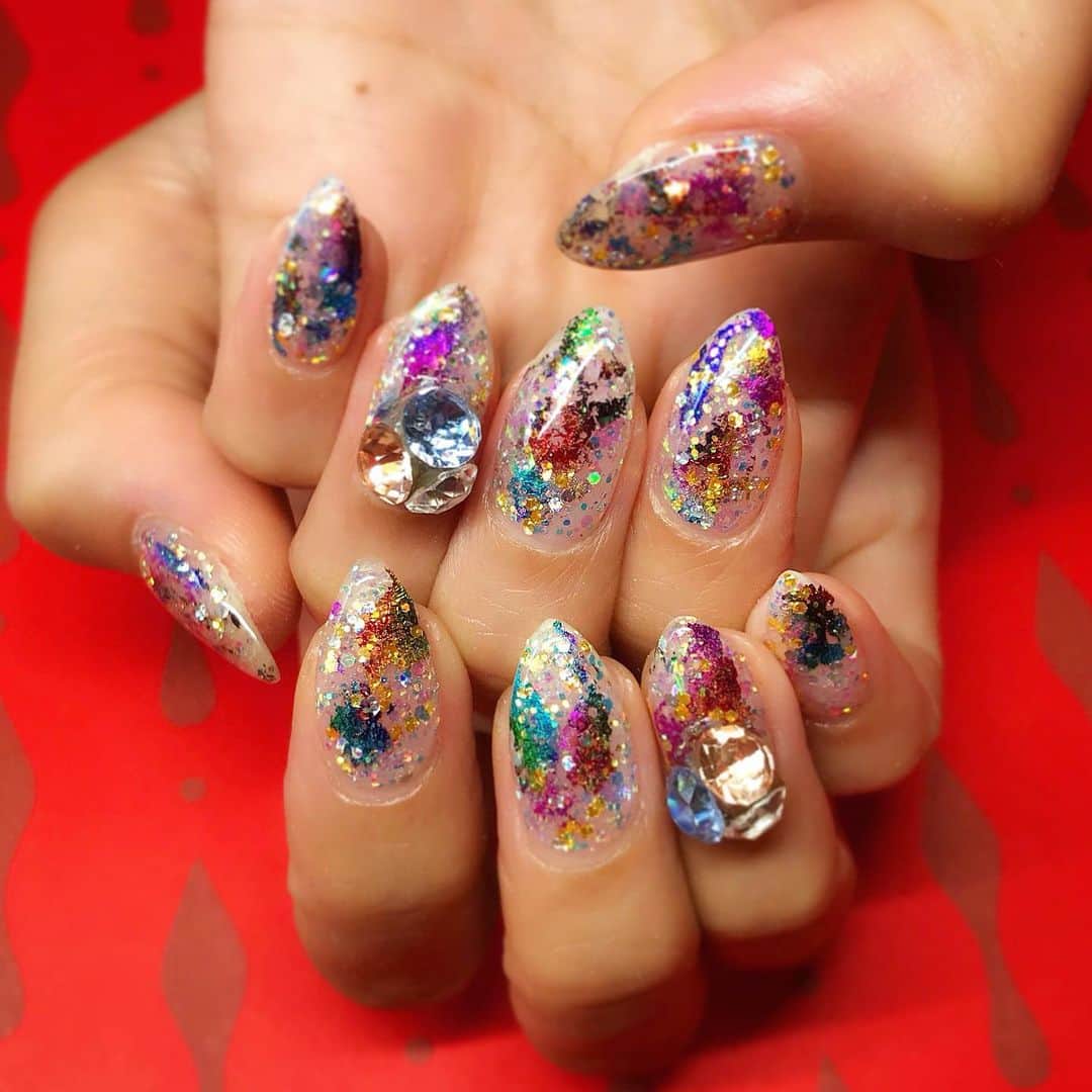 DJ JUICYのインスタグラム：「New Nail💅❤️ 今回は @saritatommy ちゃんに キラキラネイルにしてもらいました🤩 大人派手ネイル💫😍🧡 渋谷のど真ん中にあるプライベートネイルサロン💅ワンカラー4000円から🤗💕 #nail#nailsalon#ネイルデザイン#フィルムネイル#フォロネイル#クリアネイル」