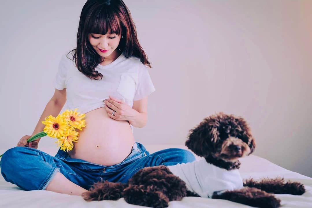 菊井彰子さんのインスタグラム写真 - (菊井彰子Instagram)「いえーい✌️誕生日🎉 33歳ゾロ目をむかえました🎂 ツイッターのリプライやインスタのDMのメッセージありがとうございます💌 今年は結婚、出産、育児と転機であり、かけがえのない一年になりそうです👶 おかげさまで母子ともに体調も良く、今はただただ健康で元気な赤ちゃんが産まれてくることを祈る毎日です。 33歳は初めてのことばかりで戸惑うことも多いと思うけど、周りに支えられながら私らしく笑顔を忘れず進んでいけたらと思います❤️ ということで、ゾロ目ちゃんの私も、しくよろぉぉ！！！ #happybirthdaytome （笑） #ゾロ目 ちゃん #マタニティーフォト  #マタニティフォト #妊婦  #プレママ #ベビしょこりん #令和ベビー」8月17日 15時25分 - yanakiku_kiku