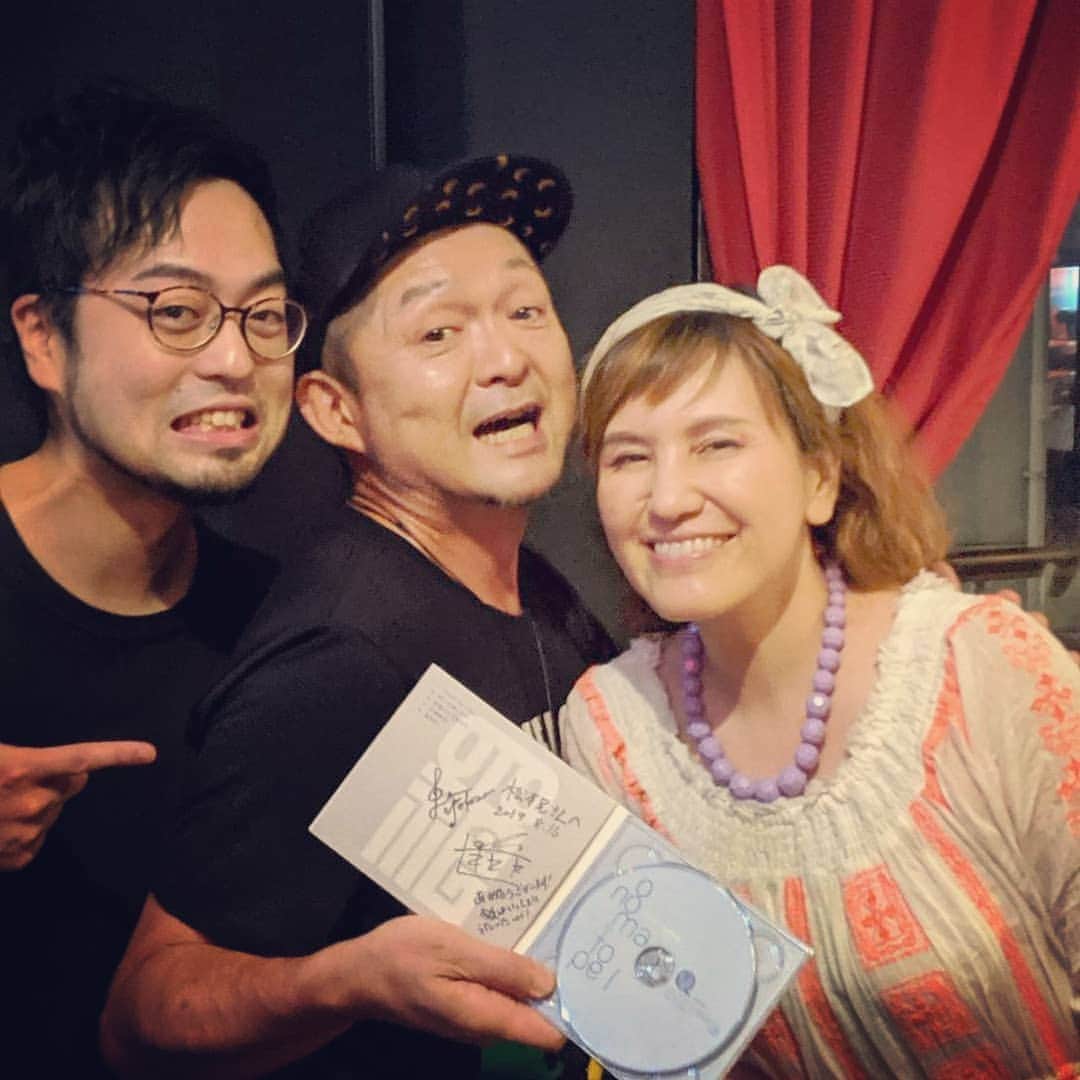 松本隆博のインスタグラム：「。 昨日は、横沢ローラちゃん＆工藤拓人くんのユニット、「オノマトペル」のLIVE観てきました♪ ローラちゃんの素敵なキセキの声と拓人くんのたましい入った流れる様な演奏さばきで魅了しました(^-^)。 いつかコラボしたいと思いますました♪。 僕が今頻繁に使ってるスマホ決済 のPayPayのあの、「ペイペイ！」 の音声はなんとローラちゃんの ボイスとの事、他にも沢山のCM もやってて、当然ながらＣＤ買い ましたーpaypayで\(*ˊᗜˋ*)/ 夜中2時頃まで語った語った！ 楽しかったよーーーーー！！」