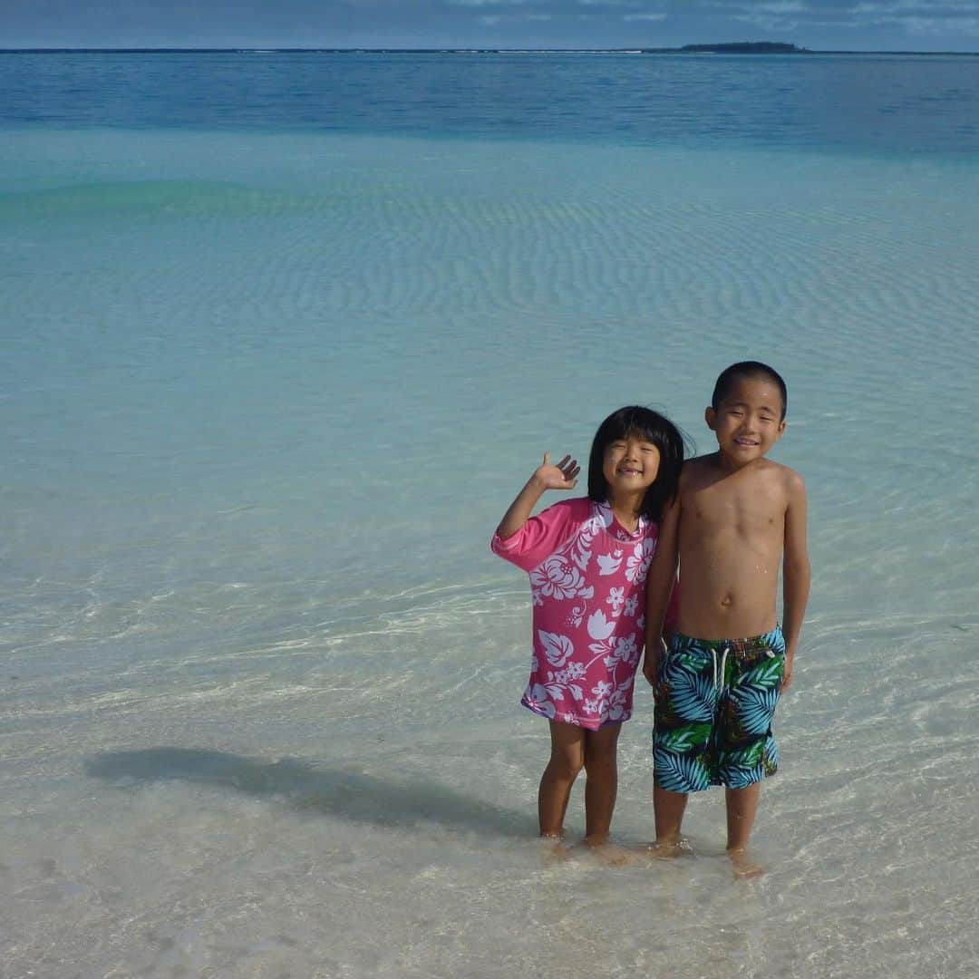 高橋歩のインスタグラム：「. . 父ちゃんのお気に入りシリーズ。 . 太平洋に浮かぶ島。 ニューカレドニアのビーチではしゃぐ海と空。 . 沖縄も、ハワイも、モーリシャスも、ピピも、美しいけど、ここも、さすがだったね。 . スーーーっと抜けた透明感が、めっちゃ、気持ちよかった。 . もう、なんか、コトバを失っちゃう感じで。 ただ、炸裂！ビバ！って感じ。笑 . 行く前は、ぶっちゃけ、生命力を感じない人工的な観光ビーチかもな、って想ってたんだけど。 意外にも、生態系パワーが溢れている海で、生き生きしてて、なんか、好きになったよ。 . ローカルのインチキギャングみたいなオヤジが、フレンチ×ベトナムなテイスト（なにそれ？）で調理してくれたロブスターも、マジうまかった！ .」