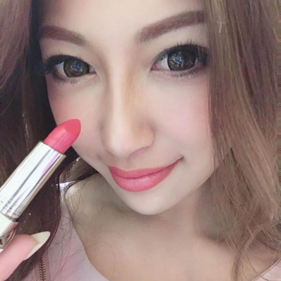 美沙さんのインスタグラム写真 - (美沙Instagram)「前ストーリーにアップしたこれ。 実は💄でした🥺❤️❤️ . しーちゃんに誕生日プレゼントでもらった🎁 しかも美沙が5枚目の画像のネイルをフットにしてるの見てこのドットにしてくれたの🥺❤️ ドット大好きやし嬉しすぎて感動🥺❤️ この気遣いよね私に足りないとこ🤢 . しーちゃんありがと🥺❤️❤️ 23日会えるの楽しみにしてる☺️✨ しーちゃん大好き💕💕💕 . #しーちゃん #すきぴ #bbf #福岡女子 #誕生日プレゼント #🎁 #💄 #love」8月17日 15時32分 - misa0623r