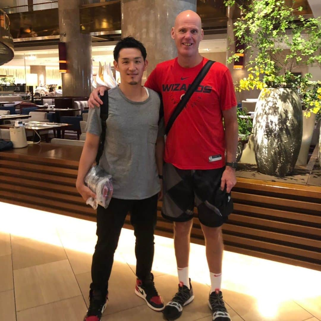 伊藤大司のインスタグラム：「🇯🇵🏀🇺🇸 #reunion  great to see my favorite coach!! always motivates me more and more. Appreciate u coach!! #DavidAdkins #coachAdkins #washingtonwizards」