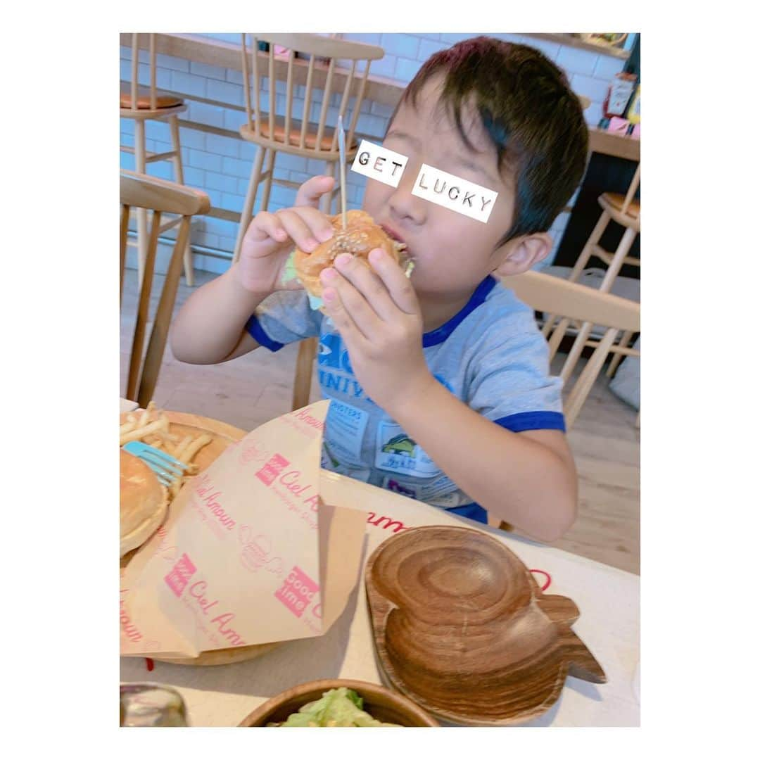 辻希美さんのインスタグラム写真 - (辻希美Instagram)「ハンバーガー🍔に激辛サルサが最強😍💕💕" #休日 #夏休み #cielamour  #母のお店 #ハンバーガー に #激辛サルサ #最強 #最高 #激ぅま #ずっと食べたくてやっと食べれた #やっぱりシエルのハンバーガー #美味しい #🍔💕 #子ども達も大好き #ご馳走様でした #🍔💕💕」8月17日 15時34分 - tsujinozomi_official