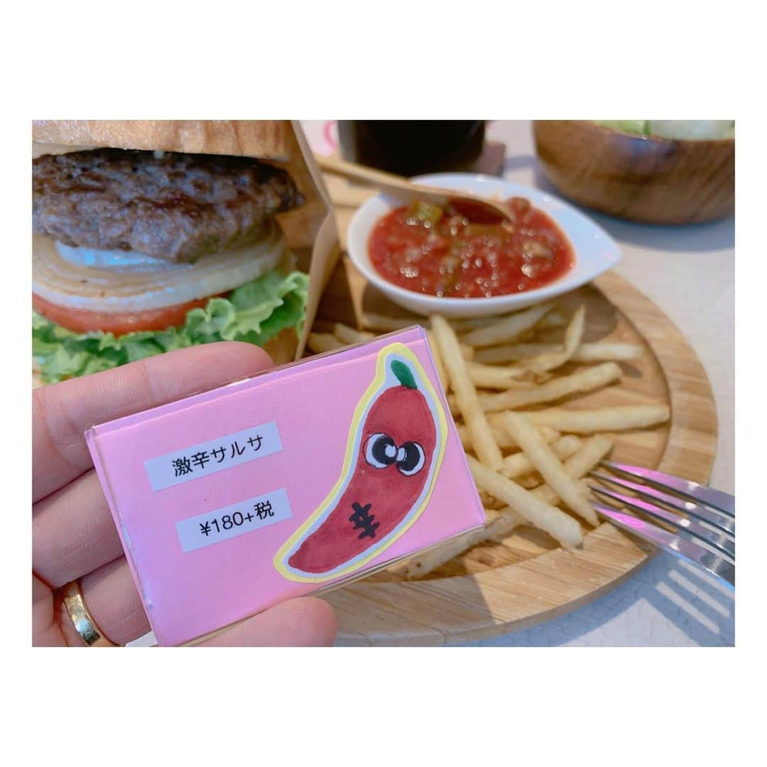 辻希美さんのインスタグラム写真 - (辻希美Instagram)「ハンバーガー🍔に激辛サルサが最強😍💕💕" #休日 #夏休み #cielamour  #母のお店 #ハンバーガー に #激辛サルサ #最強 #最高 #激ぅま #ずっと食べたくてやっと食べれた #やっぱりシエルのハンバーガー #美味しい #🍔💕 #子ども達も大好き #ご馳走様でした #🍔💕💕」8月17日 15時34分 - tsujinozomi_official