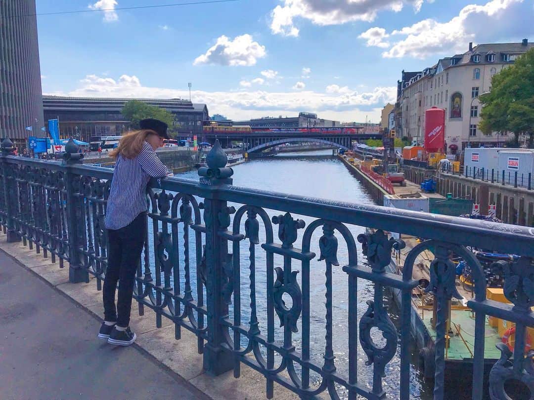 のインスタグラム：「どこに居ても橋の下を覗くスタイル🤭 #bridge #berlin #germany #europe #travel #instagood #photooftheday #beautiful #style #picoftheday #instadaily #girl  #japanese #sunshine #写真 #インスタ映え #sunset #令和  #beautiful  #japanese #lifeisbeautiful #picture  #snapshot #outdoors #amazing #light #lifestyle #view」