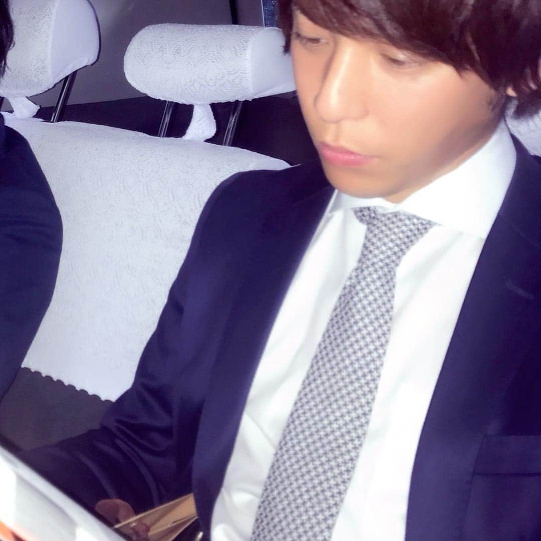 松村淳平のインスタグラム：「久々にローストホースに行きました！ 開業時に資金を出した人だけが行ける完全会員制の馬肉専門店です🐴 来月も予約してるから行きたい人行きましょう！ . #ローストホース #馬肉 #馬肉専門店 #スーツ #スーツ男子 #スーツスタイル」