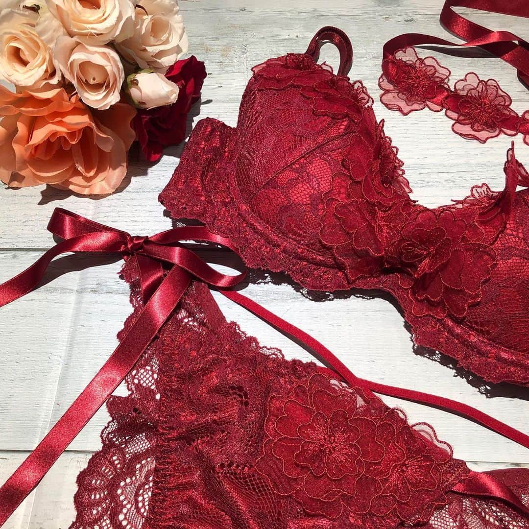 Ravijour札幌4丁目プラザ店のインスタグラム：「#onsale  フラワーブーケ ブラセット💐💕 チョーカー付きで とってもセクシーな印象に✨  詳しくはBLOG書きました！ TOPのURLから飛んでください✈️ #ラヴィジュール #ravijour  #ravijourstaff  #ravijour_official  #ravi_sapporo」