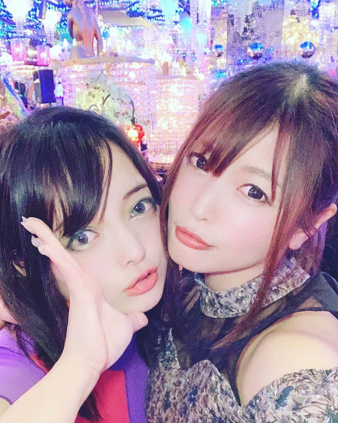 新村あかりのインスタグラム：「miyakoちゃんに誘われて愛本店でのマグロハウスイベント行ってきました！ クラブ×マグロ解体ショーって面白すぎるし美味しかった〜💖 初めて愛本店行ったけど内装すごい😳 いちるちゃんにも久しぶりに会えたよ✨ またうしじま組で集まりたいなぁ！」
