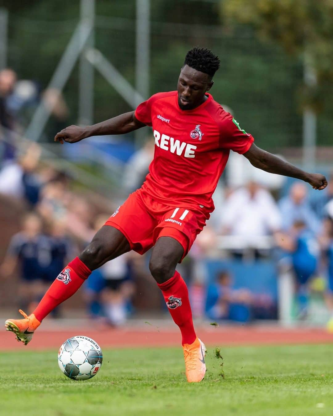 1.FCケルンさんのインスタグラム写真 - (1.FCケルンInstagram)「Endlich ist es soweit! Ganz in 🔴 startet der #effzeh heute in Wolfsburg in die Bundesliga-Saison. Mit wem schaut ihr das Spiel? ___ 🔜 #WOBKOE  #fcköln #köln #kölle #bundesliga @kingsle.y」8月17日 16時00分 - fckoeln