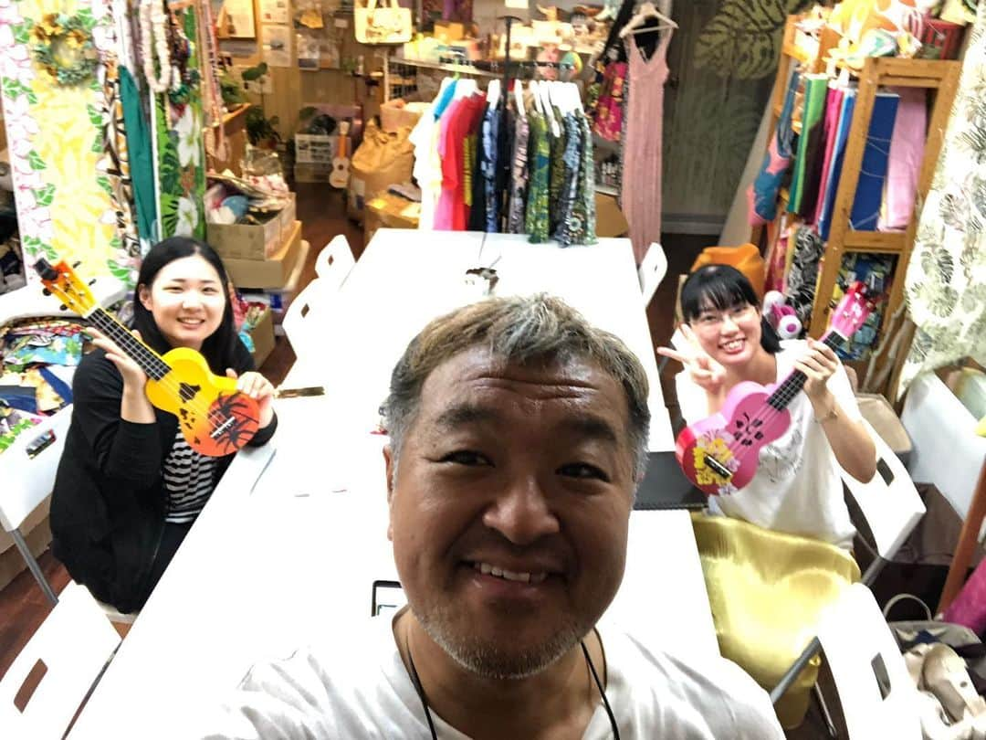 古本新乃輔さんのインスタグラム写真 - (古本新乃輔Instagram)「ってコトで！  #PUALILIウクレレ同好会  明日の #ウクレレピクニック までの集中特訓！  各地で諸々 終了ー！  #やしの木ステージ 12時46分〜！ 出番は6分！ ２曲、弾語りします！  総勢30人ちょいでの参戦です！  悔いを残さず 思いっきり楽しんで！ いっぱいポロロン♪しちゃいまーす！  明日、ウクピクにいらっしゃる方々！ お時間合いましたら野次馬根性で観に来てやって下さーい！ ☆*:.｡. o(≧▽≦)o .｡.:*☆ #古本新乃輔 #PUALILI #横浜大さん橋 #打上げは中華街 #大宴会場 #ステージ付き #演奏もできるらしい #どっちが本番かわからないかも #金屏風」8月17日 16時01分 - shinnosukefurumoto