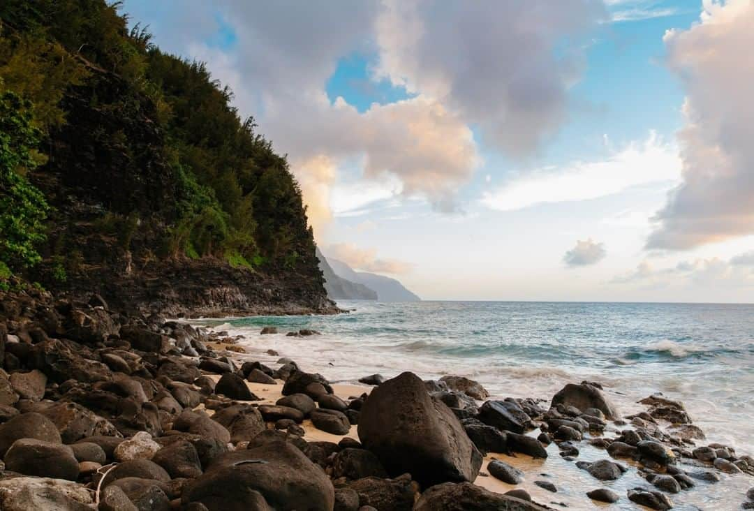 National Geographic Travelさんのインスタグラム写真 - (National Geographic TravelInstagram)「Photo by @jessicasample | The edge of Ke'e beach is the last beach before the start of the steep Kalalau Trail that is an 11 mile hike each way along the Napali Coast.  #kauai #hawaii」8月17日 16時04分 - natgeotravel