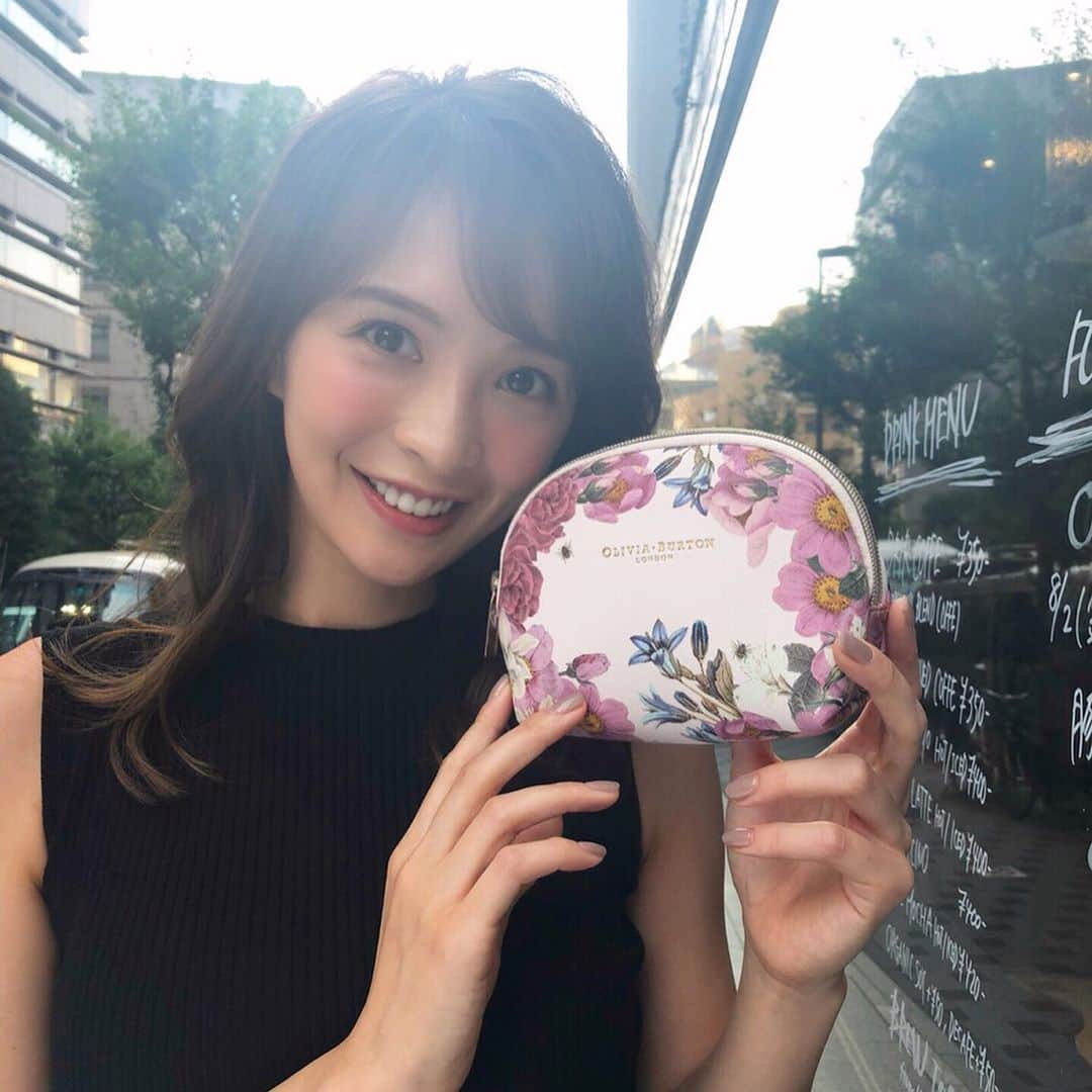 美人百花さんのインスタグラム写真 - (美人百花Instagram)「今日はあいくちゃんのバースデー❣️❣️🎂💕🎉👏👏 ますますきれいさに磨きがかかっているあいくちゃんが手に持っているのは、9月号特別付録、オリビア・バートンのシェル型ポーチ😘 ・ ・ 「誌面で撮影した時から、可愛いなあってずっと気になってました！ オリビアの世界観そのままのデザインとか質感とか、付録を超えたクオリティなんですよね」とあいくちゃんも大絶賛💕 ・ 9月号では、オリビア・バートンの時計やジュエリーをつけた美しいあいくちゃんがたっぷり載ってまーす😍付録の詳細も掲載されているので、ぜひチェックしてね♡ ・ 最後の動画は、猛暑日の長〜いロケ終わりに、スタッフであいくちゃんのバースデーをお祝いしたもの🎂。音声付きなので音量にご注意下さい😊♡編集H  #oliviaburton #オリビアバートン#hms_watchstore #シェル型ポーチ#美人百花 の #付録」8月17日 16時14分 - bijinhyakka