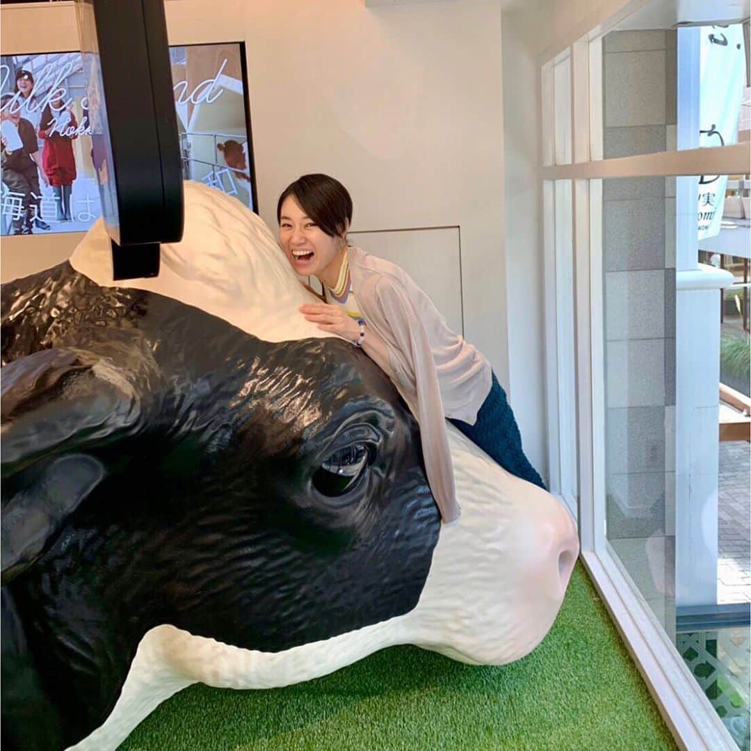 瀬稀ゆりとのインスタグラム：「同級生たちとご飯しました✨ お店には大きな牛が🐮！キッズスペースもあって小さなお子様でも楽しめます。あっ、大人の私も大いに楽しみました😂 . . #同級生 #ランチ #自由が丘  #friends #lunch」