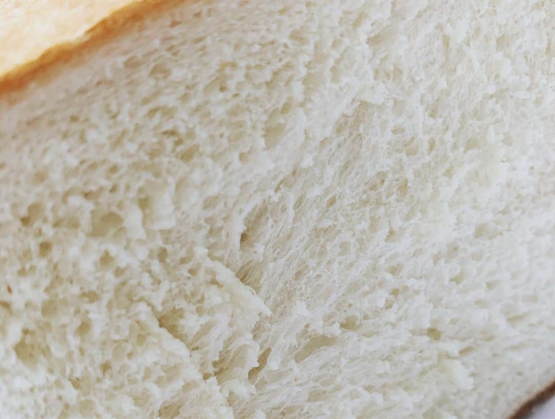 田中ウルヴェ京さんのインスタグラム写真 - (田中ウルヴェ京Instagram)「昨日今日とすっごいすっごい大変な仕事があったんです。 心も頭も身体も疲れる仕事。 そもそも、なげーーーし。 でも今日終わった時にこの食パンを「京さん。家の近所の有名な食パンです」って、もらった。 ペリカンの食パン。 嬉しかったし、家でしみじみ食べて美味しかった。ありがたかった。 パンでこんなに嬉しい自分。 よっぽど疲れてる。😂 ハトか。🤔 ぽっぽー。(こわれた)」8月17日 16時08分 - miyako.tanaka.oulevey