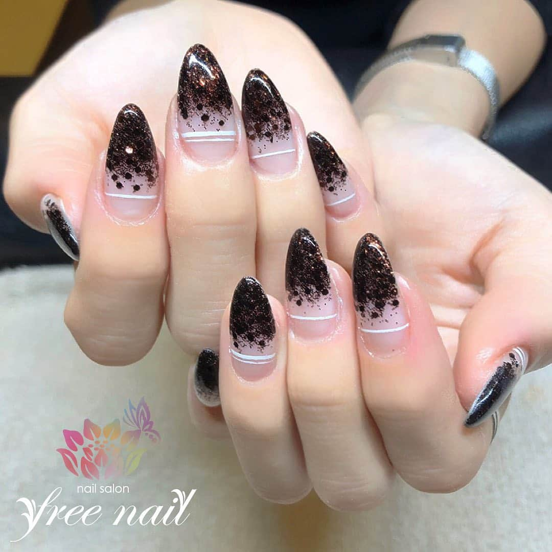 ネイルアーティストRYさんのインスタグラム写真 - (ネイルアーティストRYInstagram)「. ラメグラデーションネイル💅🏻🔮✨ . シンプルだけど個性的🌞✨ . #ネイリスト #ネイルアーティスト #ネイルアート #ネイルチェンジ #ネイルサロン #自宅ネイルサロン #大阪ネイルサロン #ネイルパーツ  #ネイルスクール #ネイル動画 #ジェルネイル #ネイルデザイン #ラメグラデーションネイル #ラメグラ #ホログラムネイル #ギラギラネイル #ブラウンネイル #クリアネイル #デザインネイル #トレンドネイル #大人ネイル #シンプルネイル #こだわりネイル #個性派ネイル #夏ネイル #サマーネイル #美甲 #日式美甲」8月17日 21時46分 - nail_artist_rm