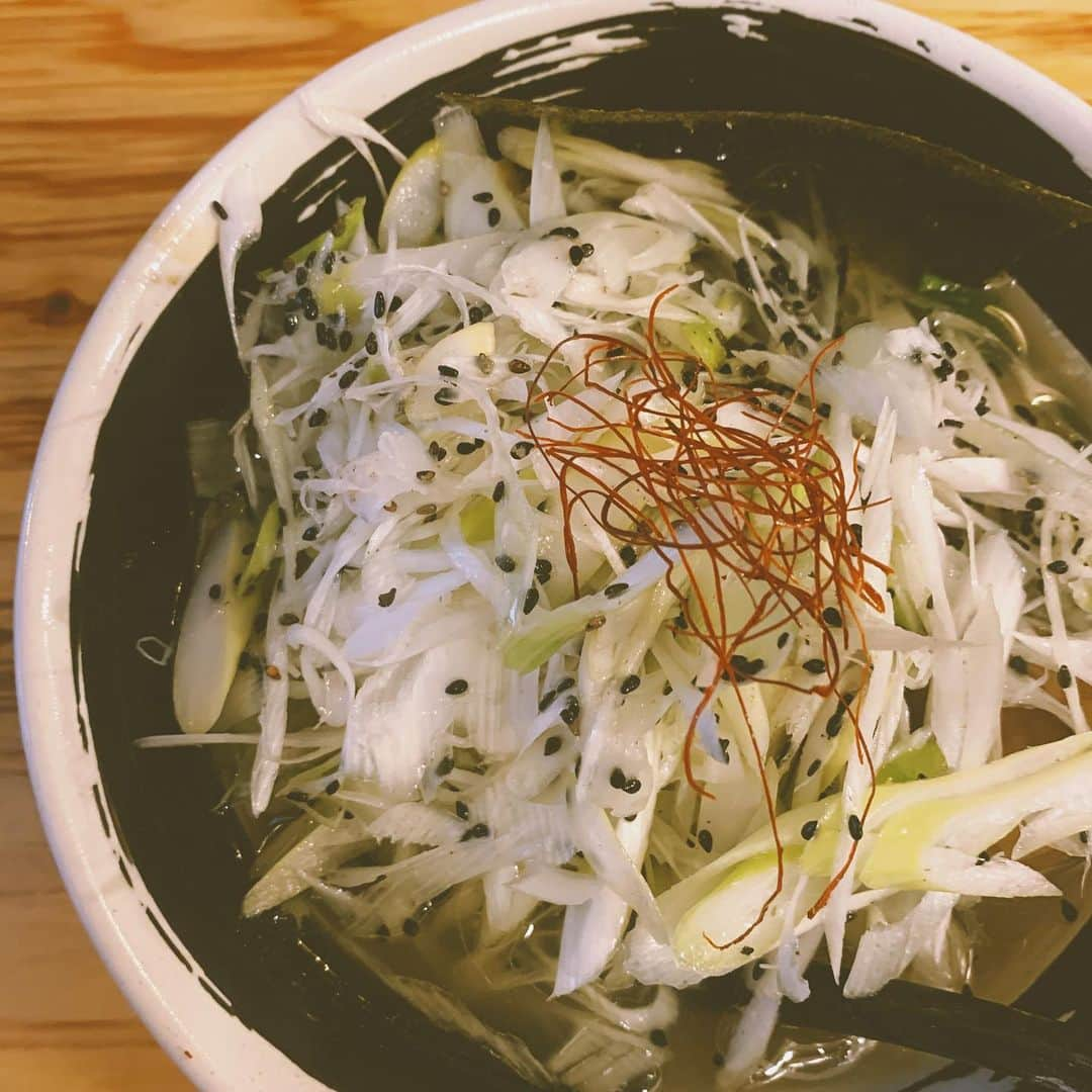 佐々木茜さんのインスタグラム写真 - (佐々木茜Instagram)「. . 暑い日に汗をかきながら 食べるラーメン、 美味しいねぇ🐖🐖 . 1、2枚目は 元町の本丸亭🐢 3、4枚目は 横浜の浜虎🐅 . ついでに載せたいつかのお洋服、 cap #adametrope #haagendazs  dress #marte #vintage earring #aneddy  rain boots #dior bag #chanel ワンピースの花柄、 とっても可愛い😊🌹🌹❤️」8月17日 21時38分 - akane_madder2