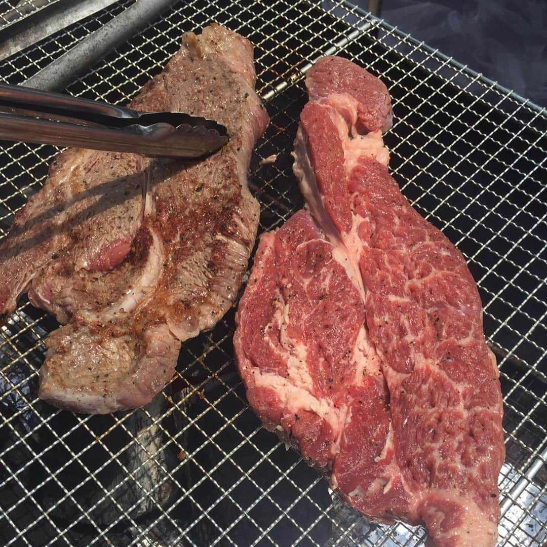 小林優介さんのインスタグラム写真 - (小林優介Instagram)「クソ暑い中22名分のBBQ🍖焼きました✨in多摩川 暑すぎて死ぬかと思ったw ステーキ アヒージョ タンドリー しいたけ ピーマン とうもろこし ビビンバ バナナ」8月17日 21時38分 - yashikobanny