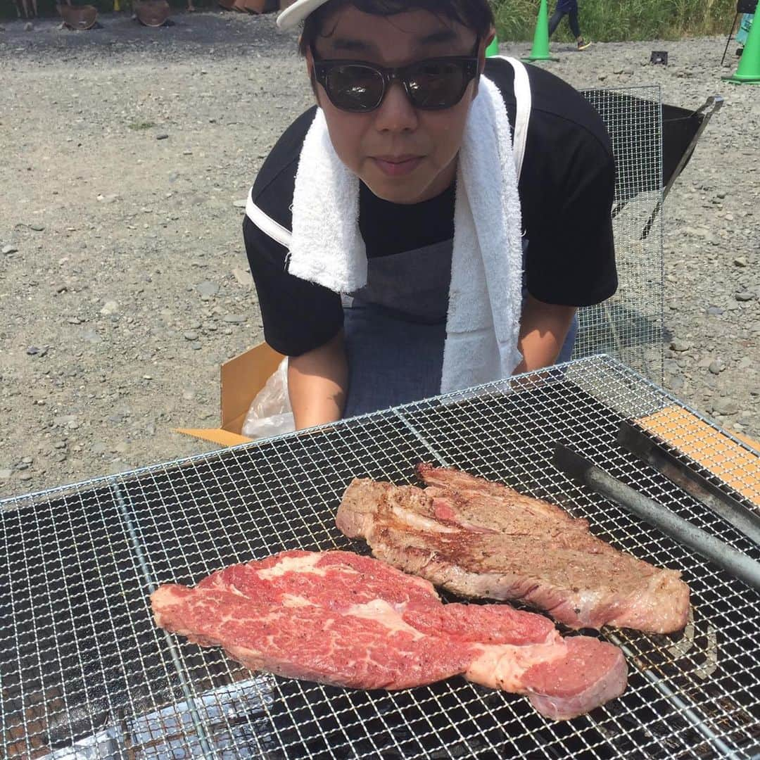 小林優介さんのインスタグラム写真 - (小林優介Instagram)「クソ暑い中22名分のBBQ🍖焼きました✨in多摩川 暑すぎて死ぬかと思ったw ステーキ アヒージョ タンドリー しいたけ ピーマン とうもろこし ビビンバ バナナ」8月17日 21時38分 - yashikobanny