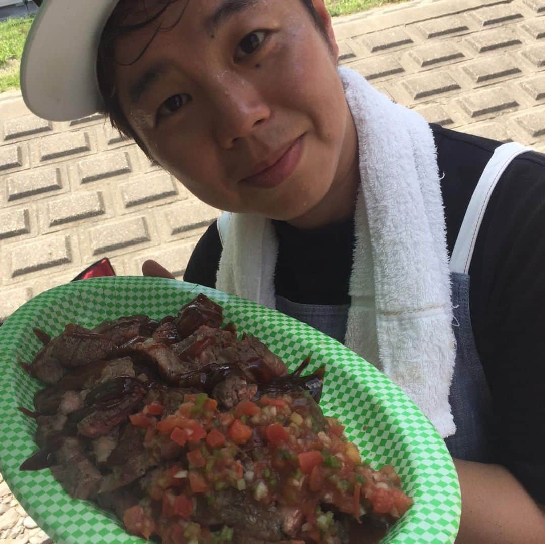 小林優介のインスタグラム：「クソ暑い中22名分のBBQ🍖焼きました✨in多摩川 暑すぎて死ぬかと思ったw ステーキ アヒージョ タンドリー しいたけ ピーマン とうもろこし ビビンバ バナナ」