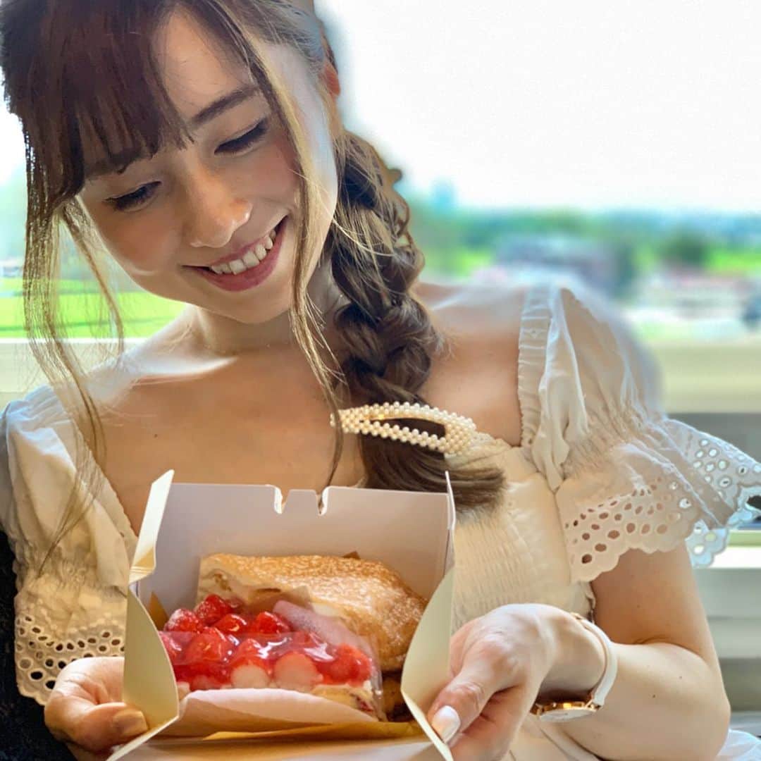 早川愛さんのインスタグラム写真 - (早川愛Instagram)「苺タルトと苺サンドイッチ🍓🍓🍓 ・ ・ ・  #苺タルト @alacampagne_official  #苺サンドイッチ #メルヘン #まぐろ大王 おいしかった」8月17日 21時39分 - megumegu_1006