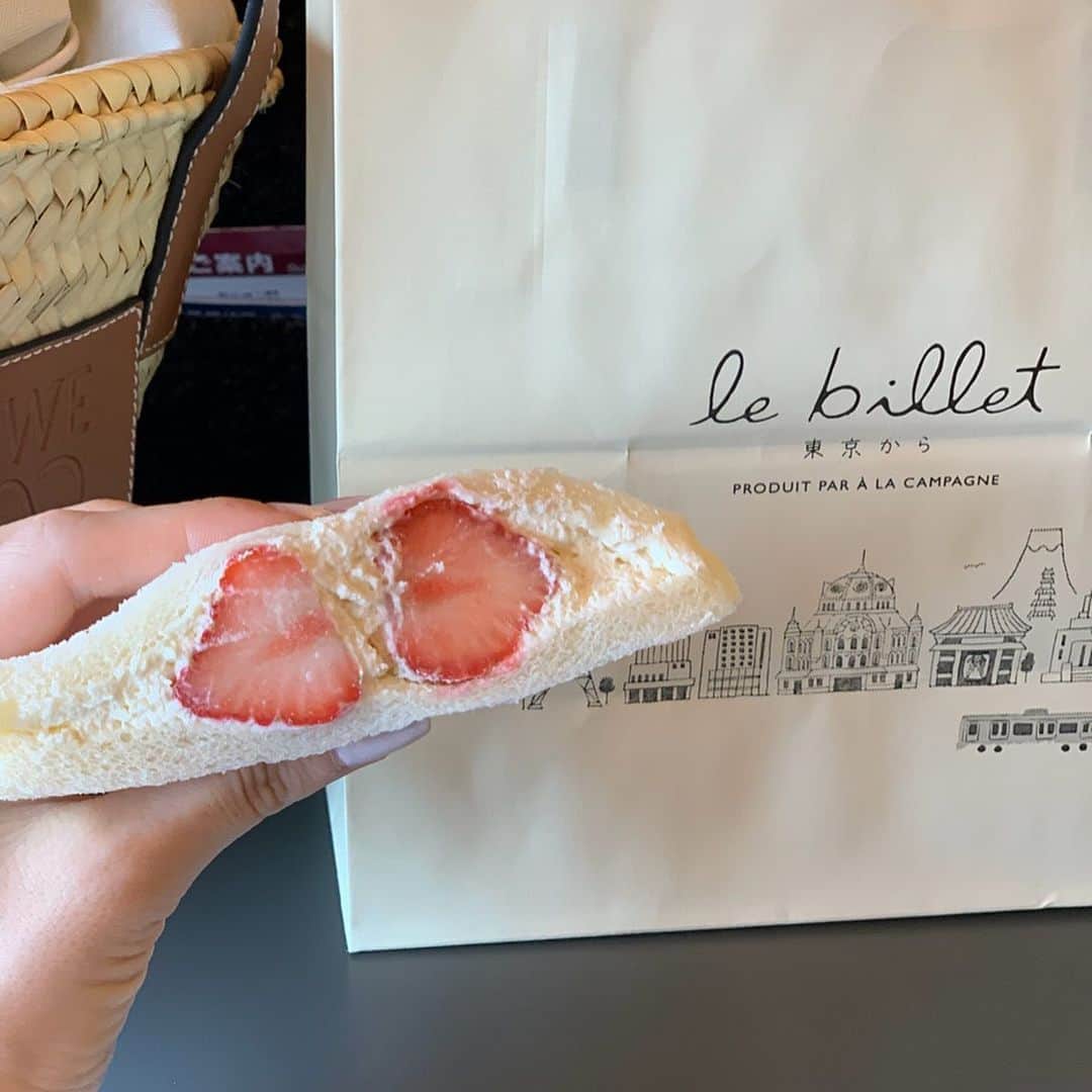 早川愛さんのインスタグラム写真 - (早川愛Instagram)「苺タルトと苺サンドイッチ🍓🍓🍓 ・ ・ ・  #苺タルト @alacampagne_official  #苺サンドイッチ #メルヘン #まぐろ大王 おいしかった」8月17日 21時39分 - megumegu_1006